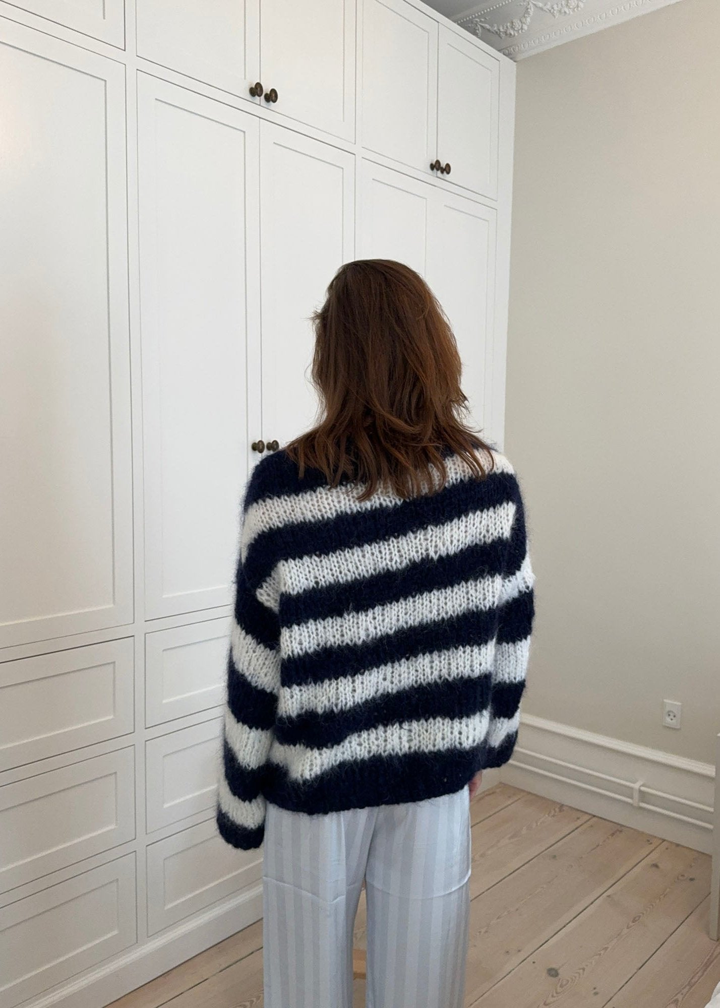 Ivy – Navy Sweater Pattern Yarn Kit