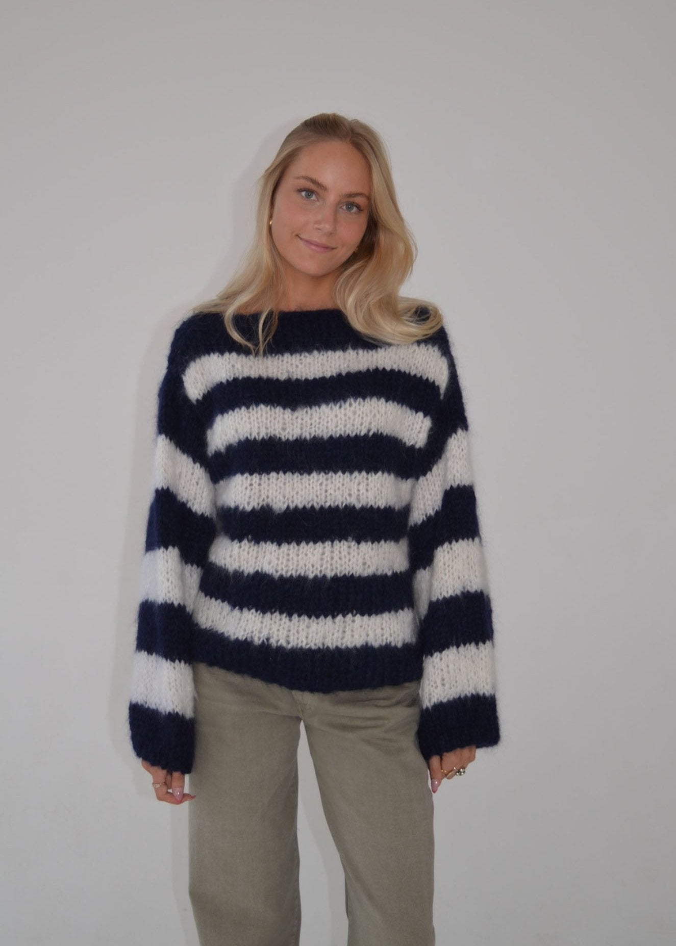 Ivy – Navy Sweater Pattern Yarn Kit