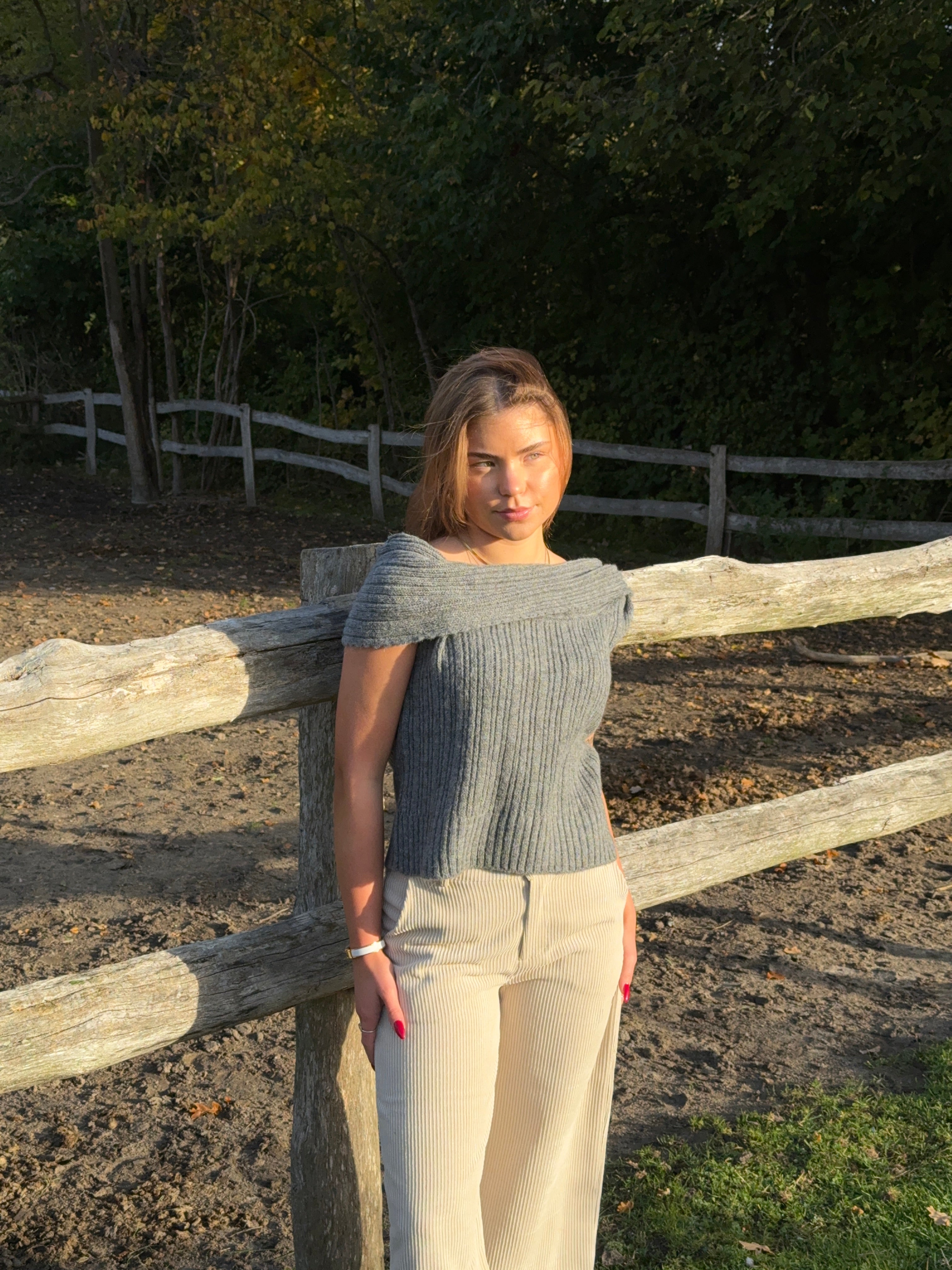 Elinor – Off-Shoulder Grey Ribbed Knit Vest