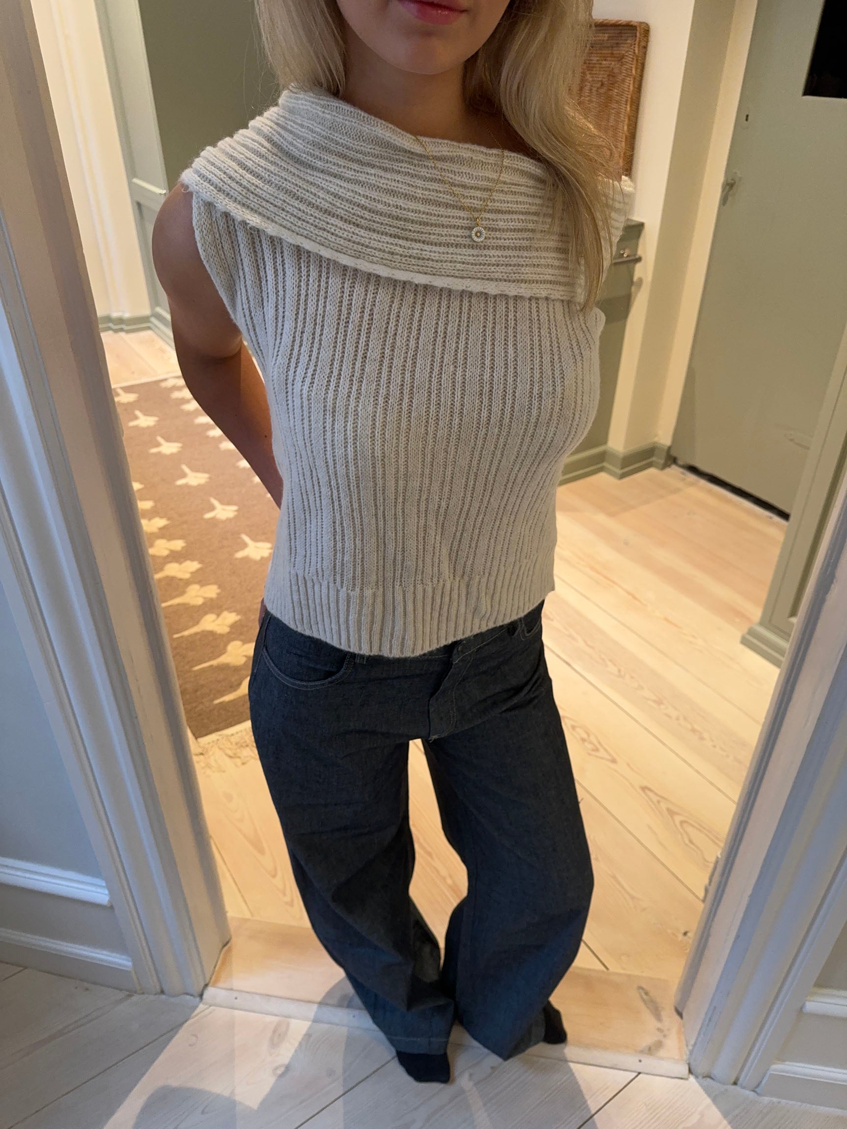 Nora – Off-Shoulder Off-White Knit Vest