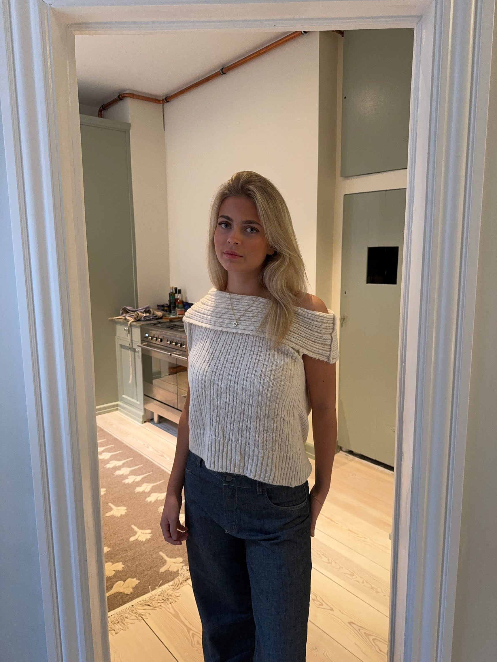 Nora – Off-Shoulder Off-White Knit Vest