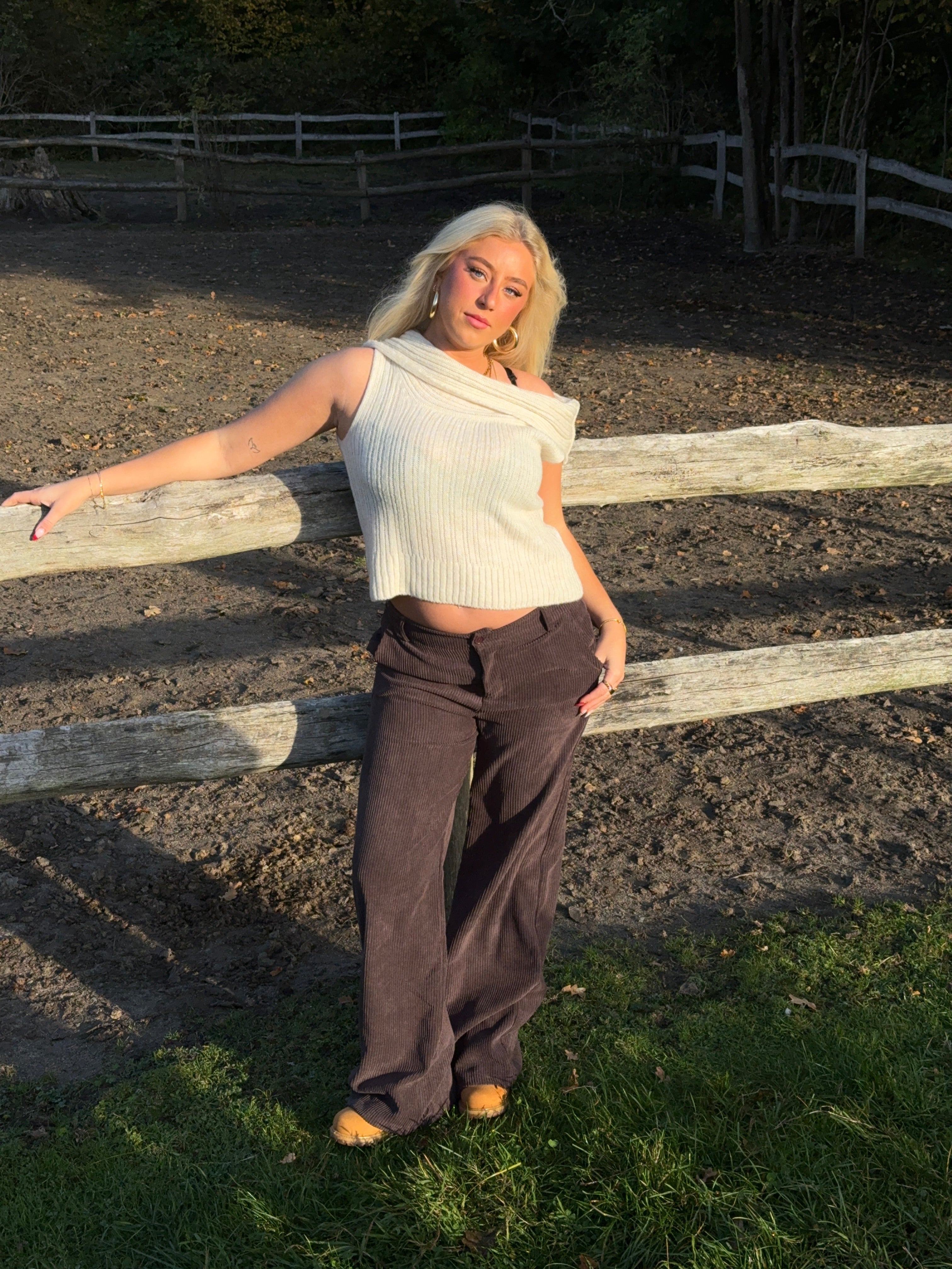 Nora – Off-Shoulder Off-White Knit Vest