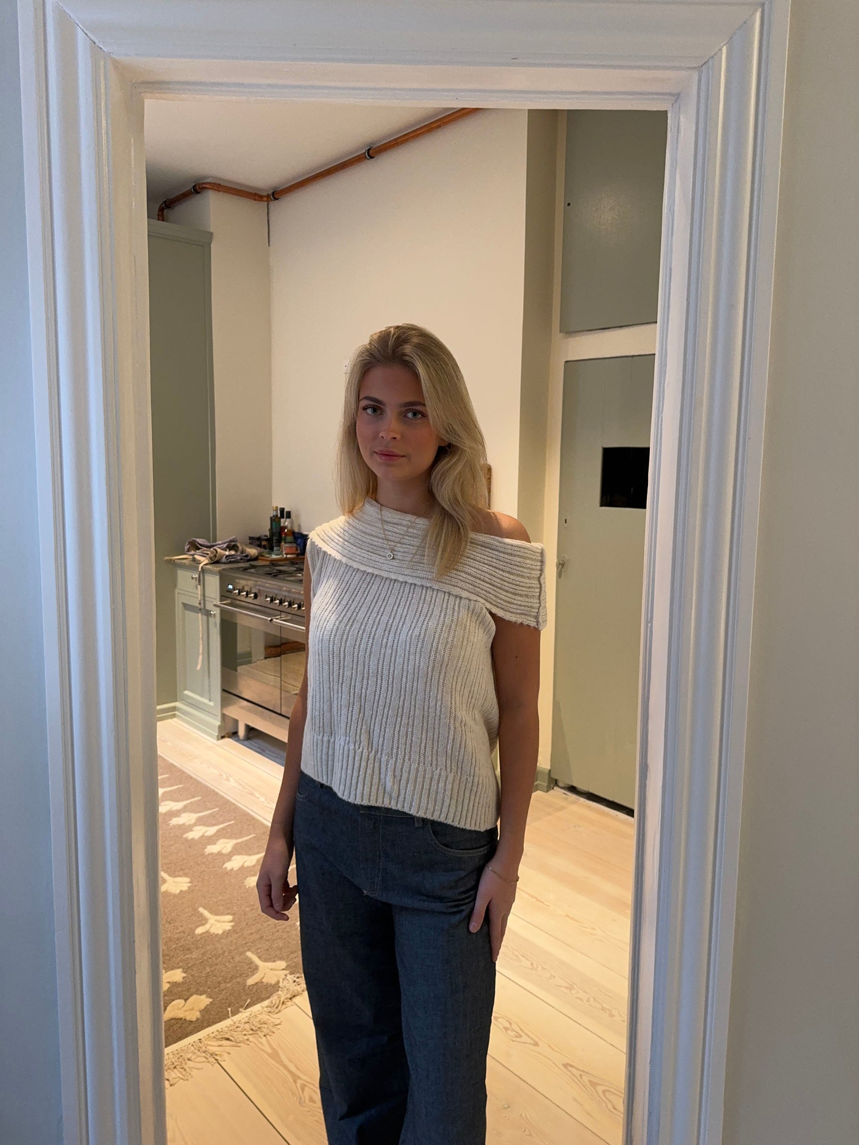 Nora – Off-Shoulder Off-White Knit Vest