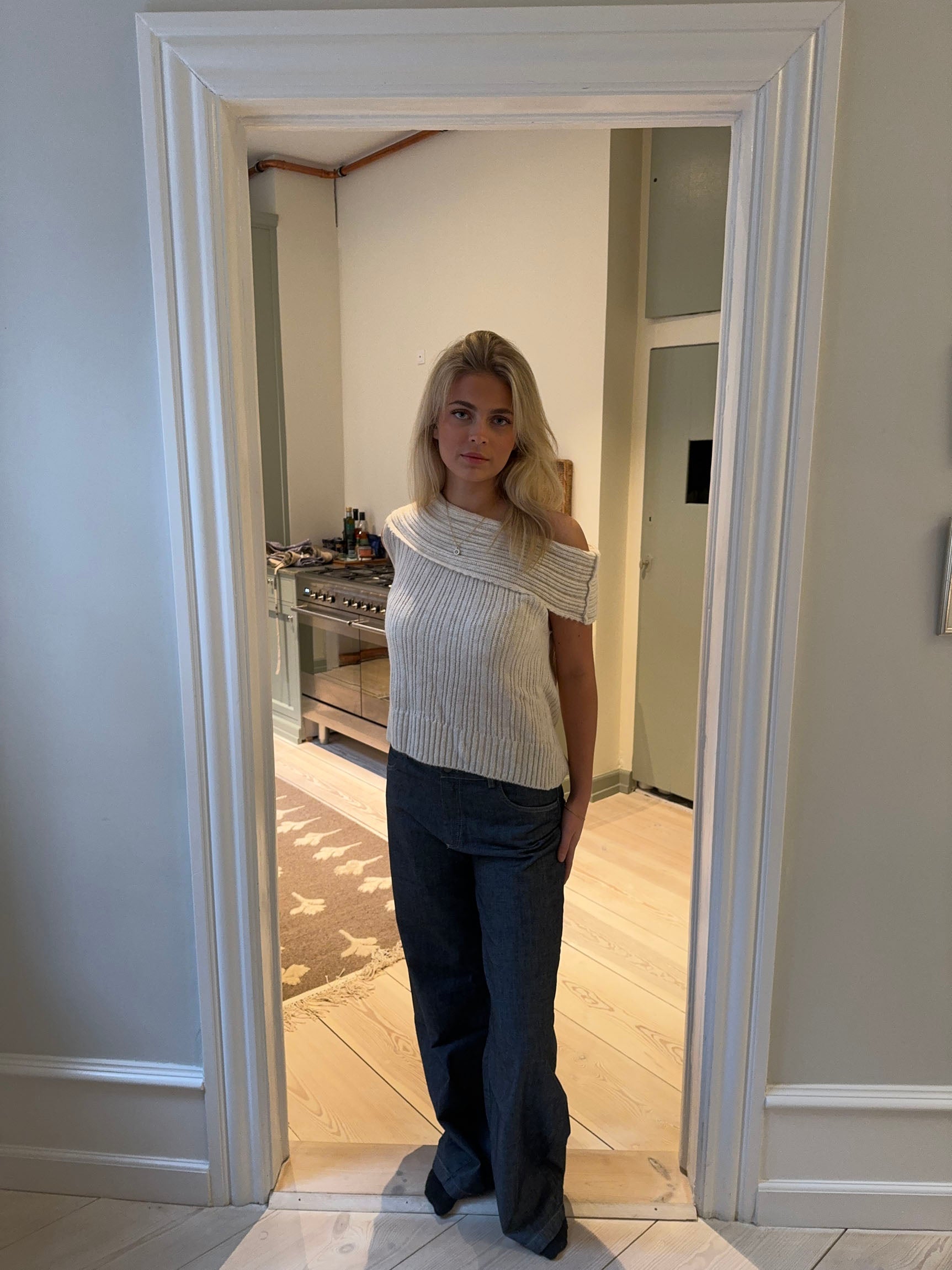 Nora – Off-Shoulder Off-White Knit Vest