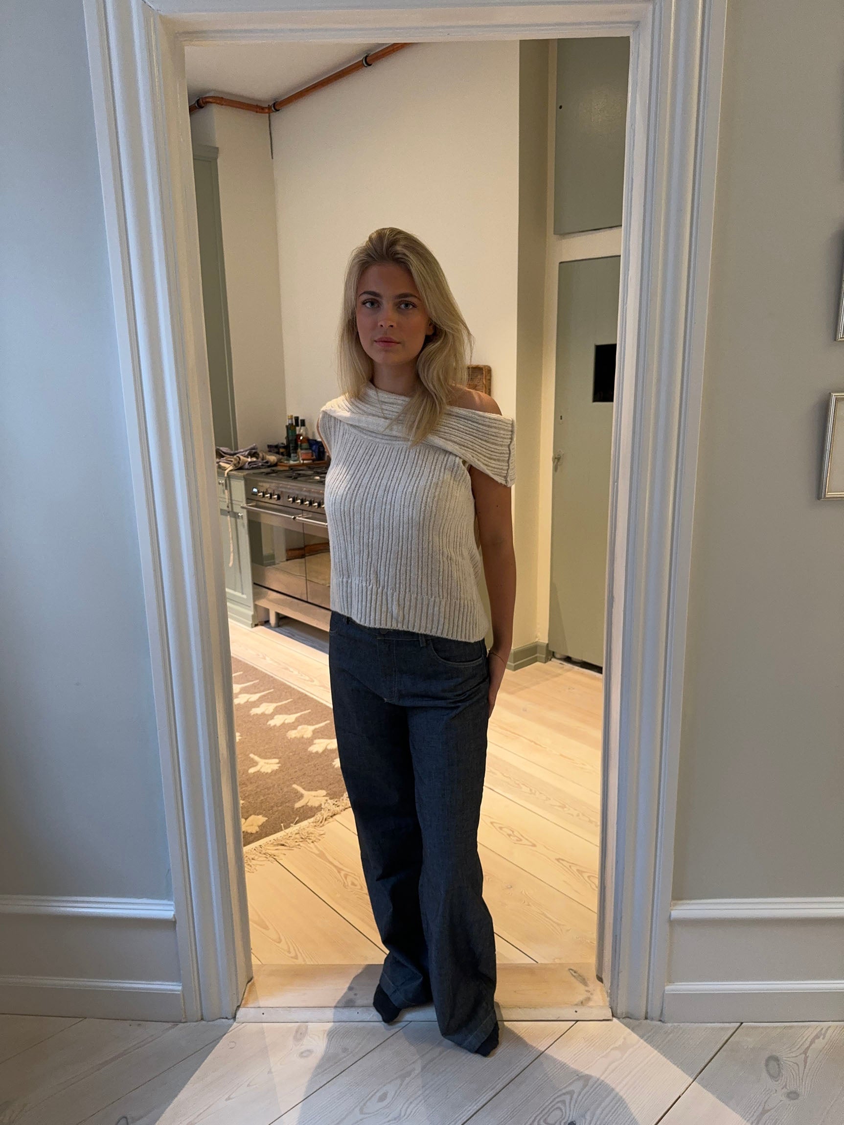 Nora – Off-Shoulder Off-White Knit Vest