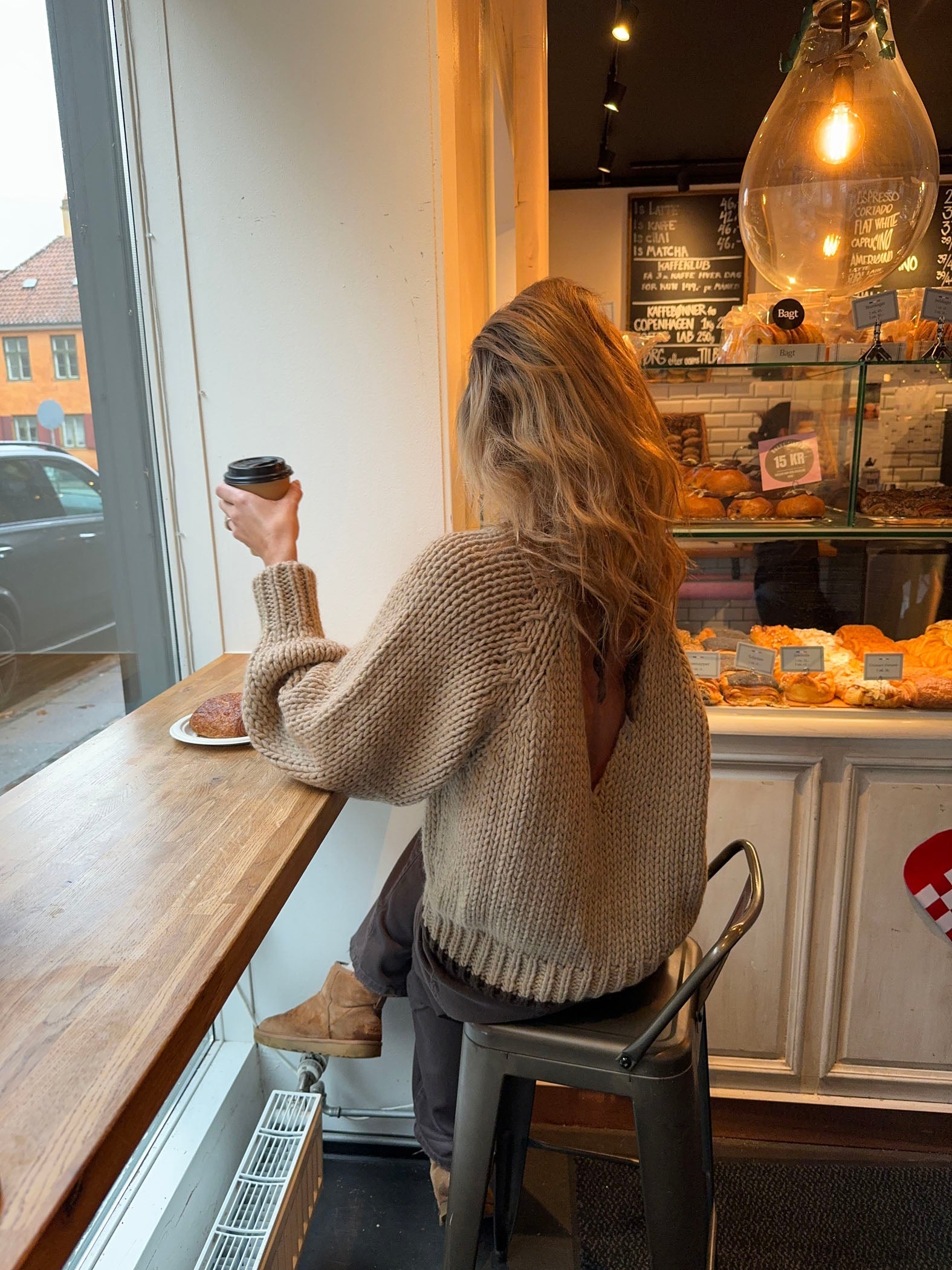 Lara – Beige Bow‑Back Knit Sweater