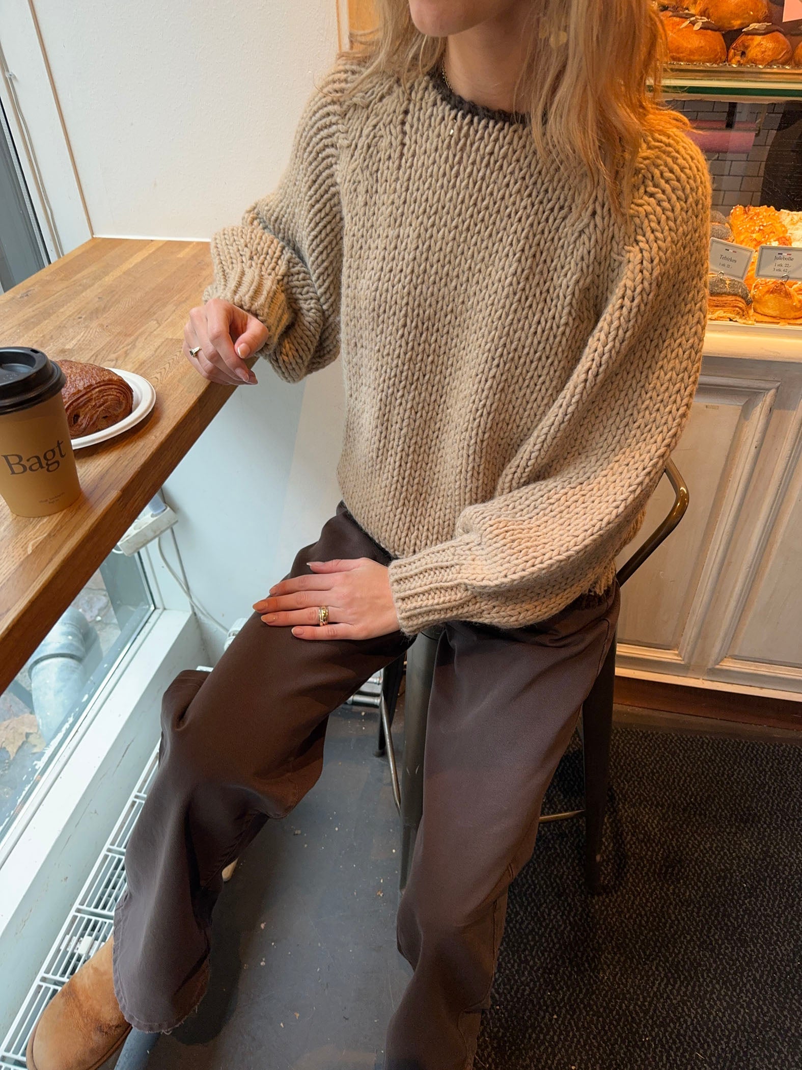 Lara – Beige Bow‑Back Knit Sweater