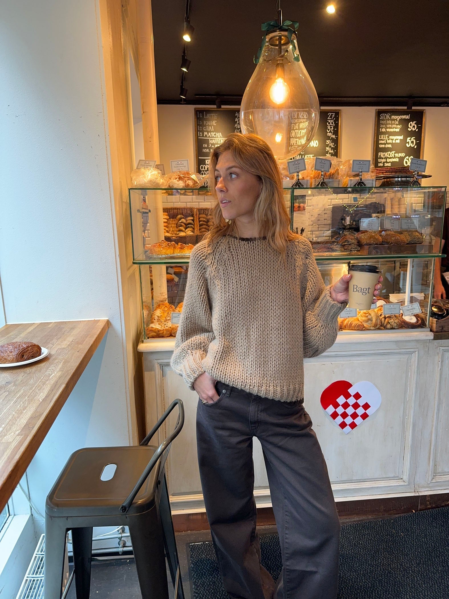 Lara – Beige Bow‑Back Knit Sweater