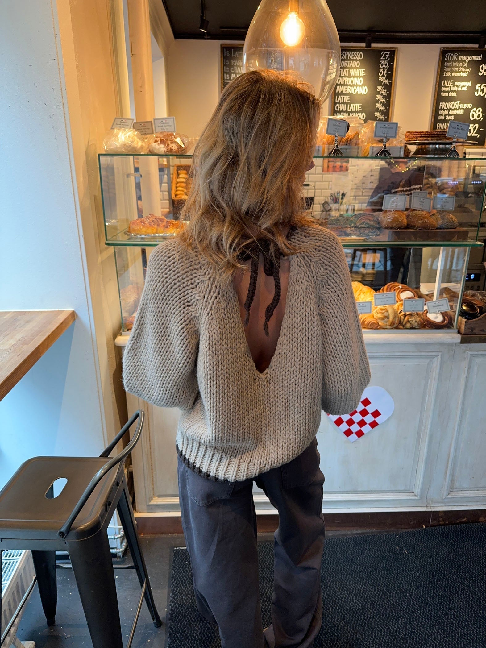 Lara – Beige Bow‑Back Knit Sweater