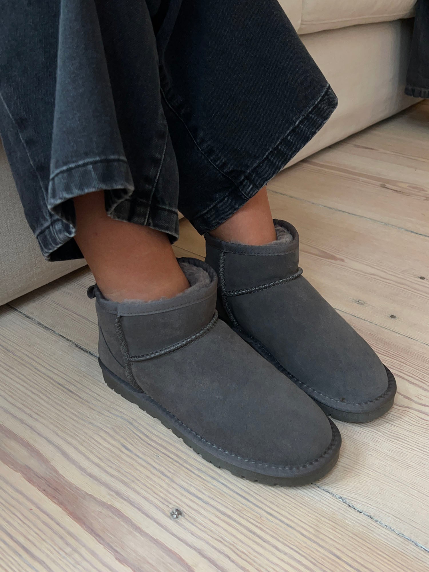 Mila – Gray Short Fur Teddy Boots