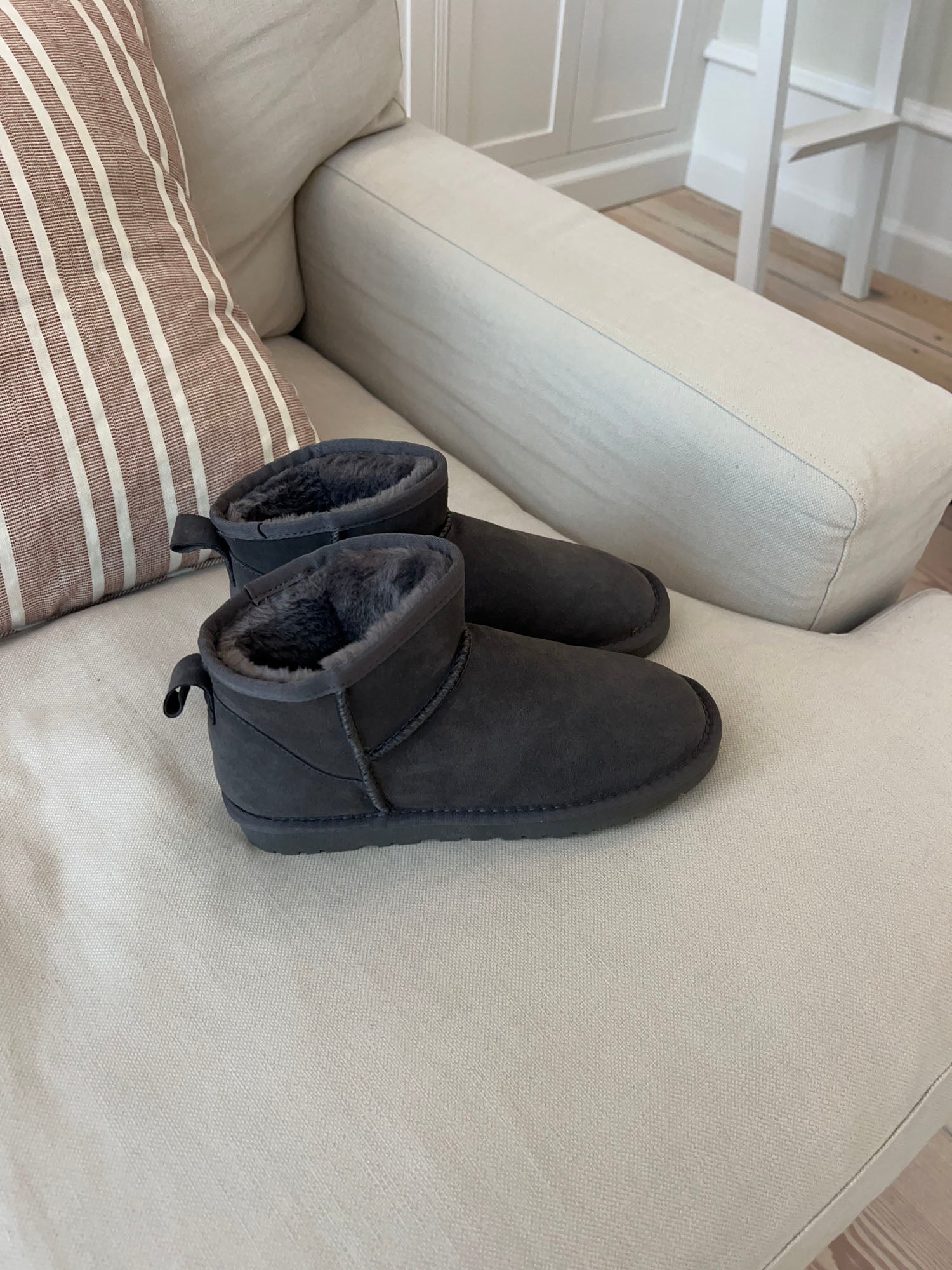 Mila – Gray Short Fur Teddy Boots