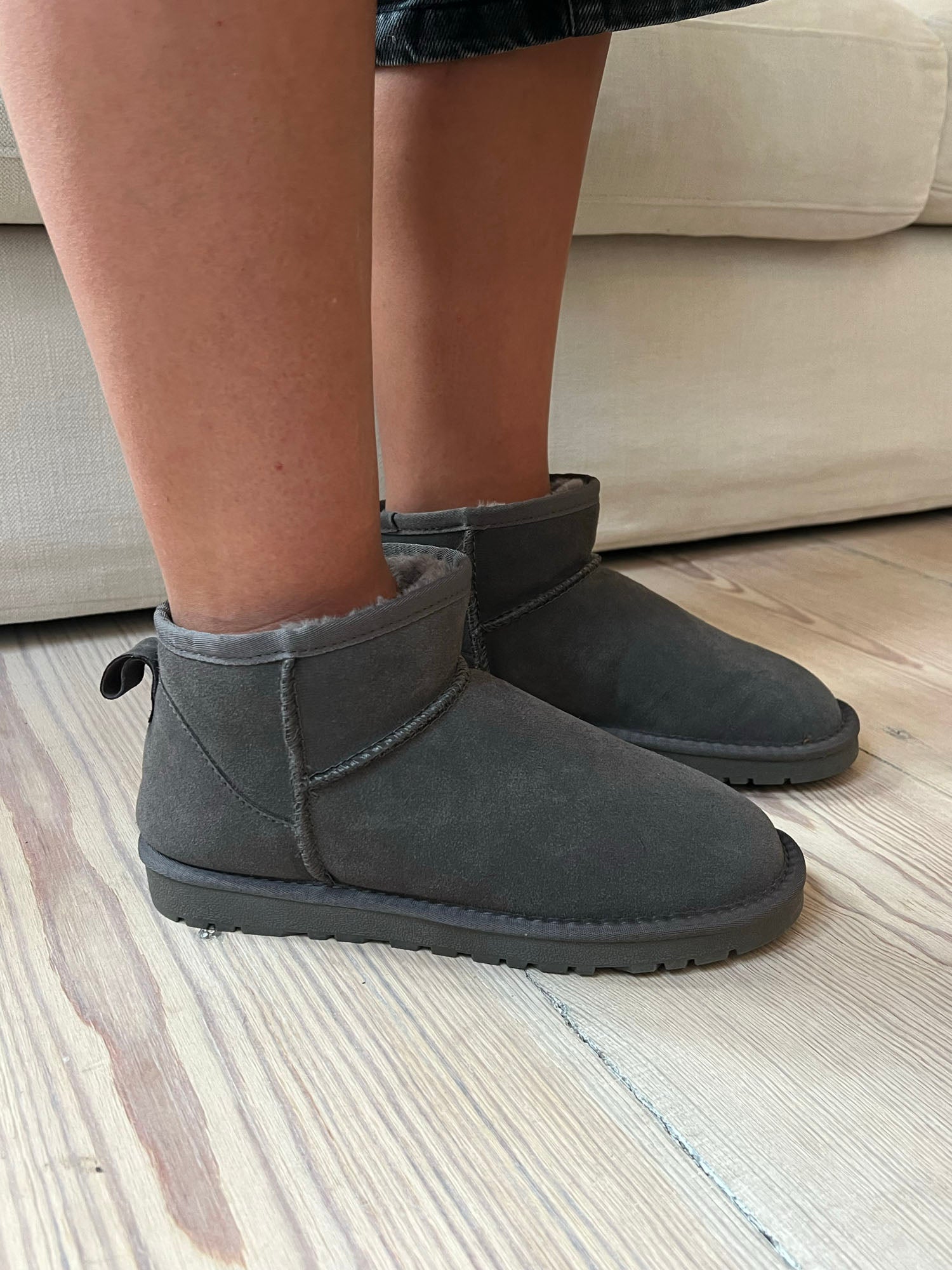 Mila – Gray Short Fur Teddy Boots
