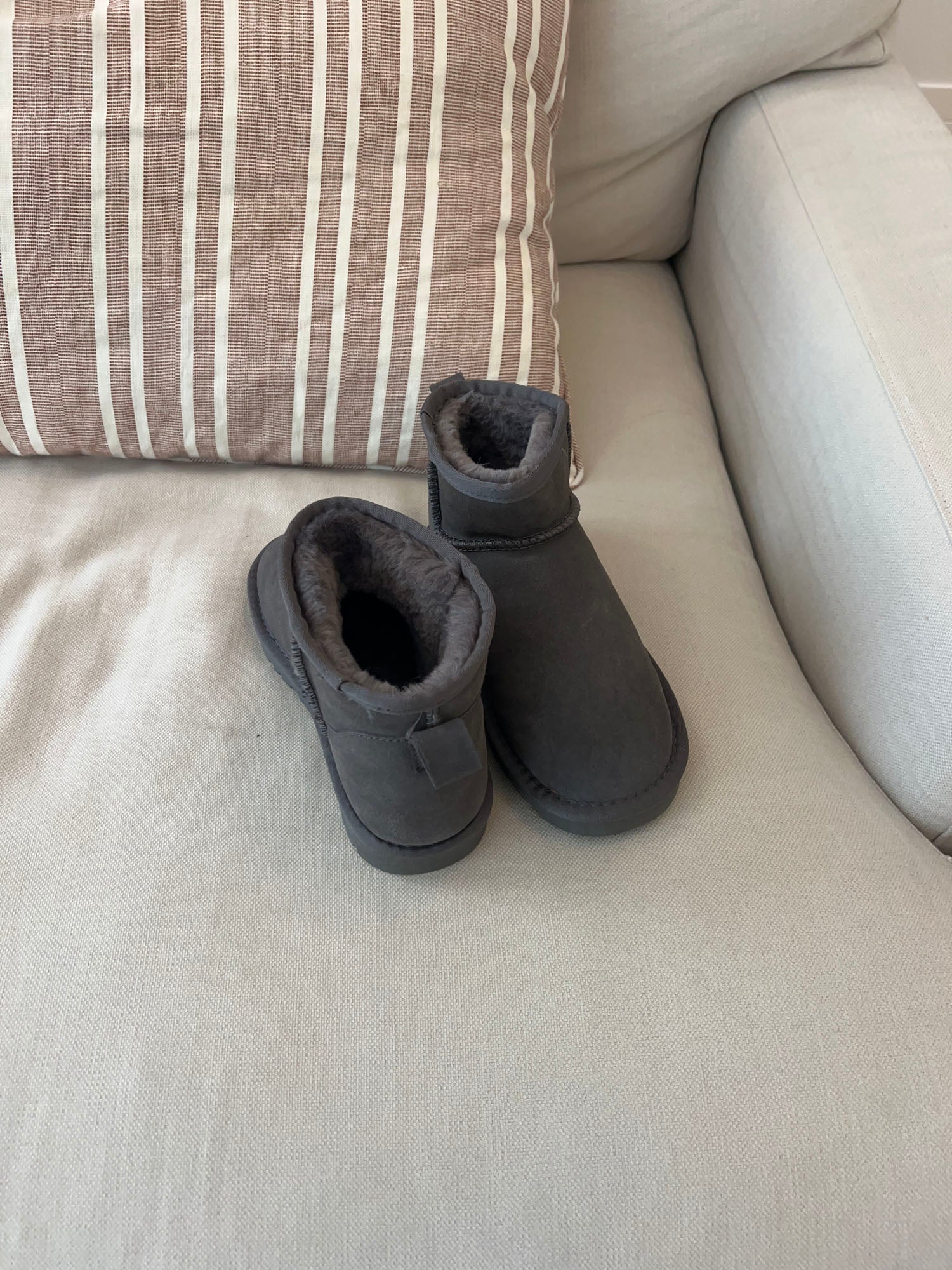 Mila – Gray Short Fur Teddy Boots