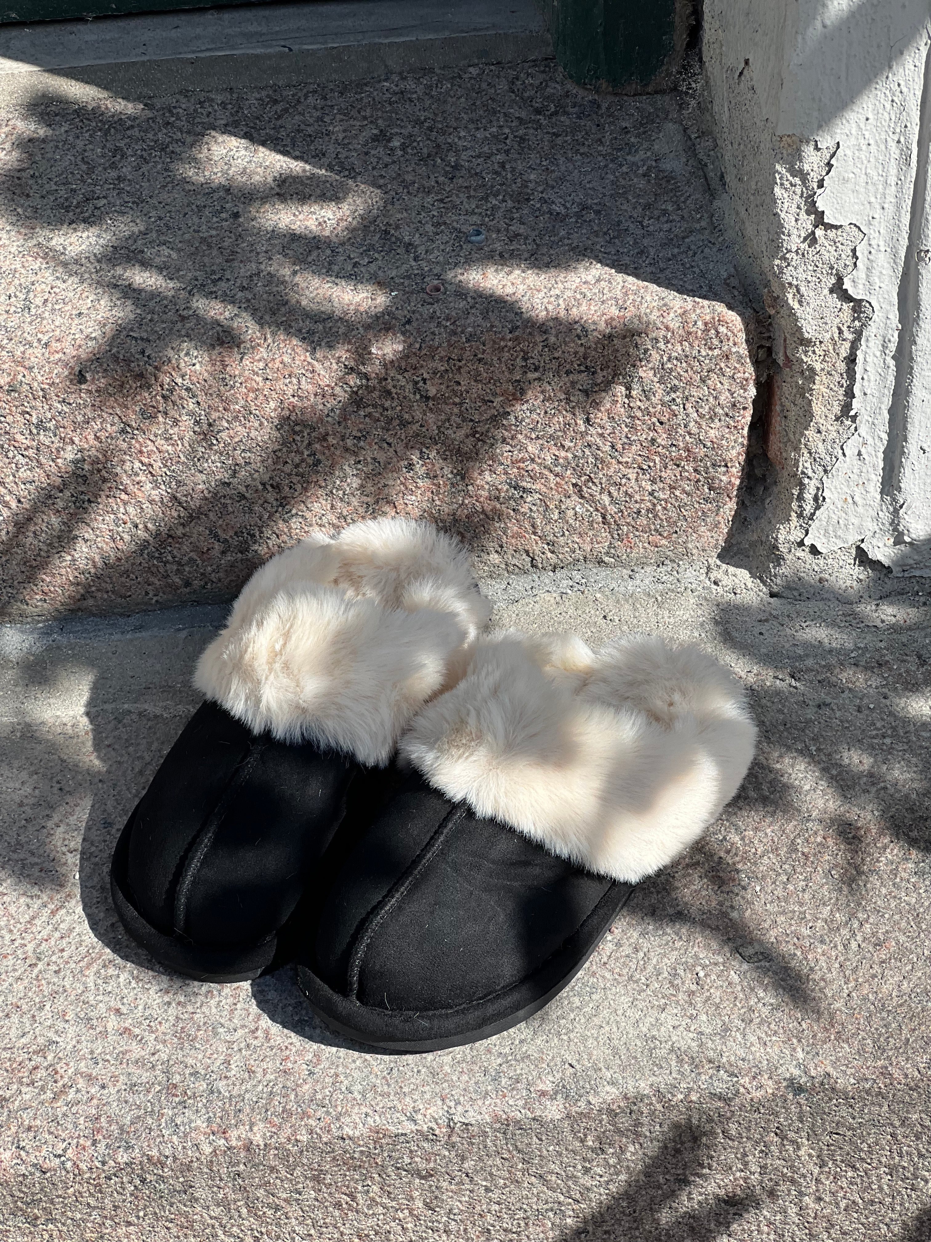 Bella – Black Fur Trim Winter Slippers