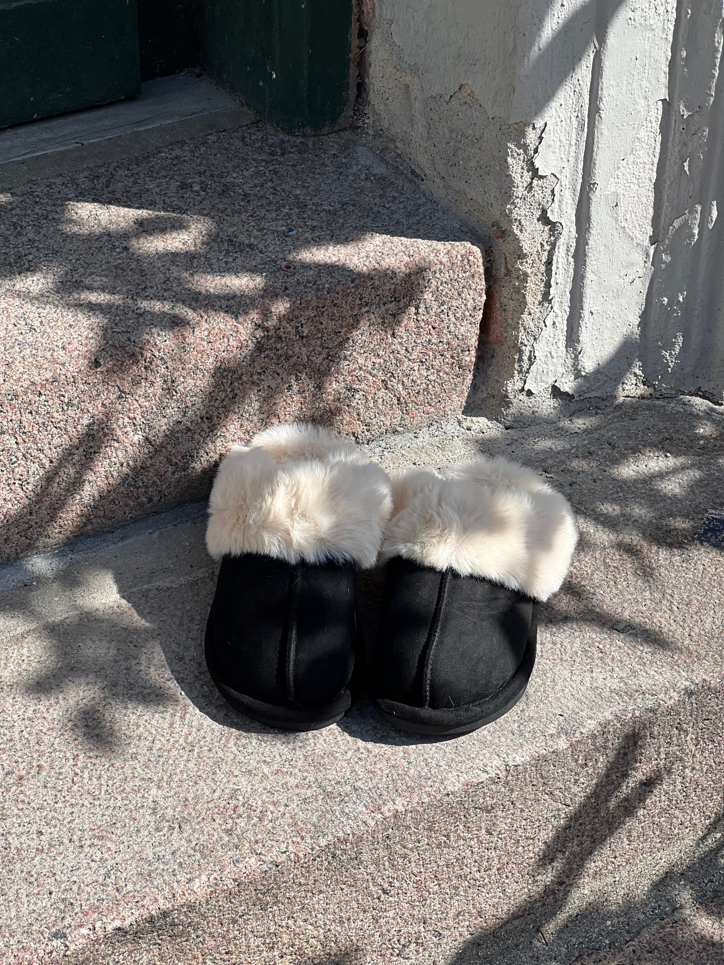 Bella – Black Fur Trim Winter Slippers