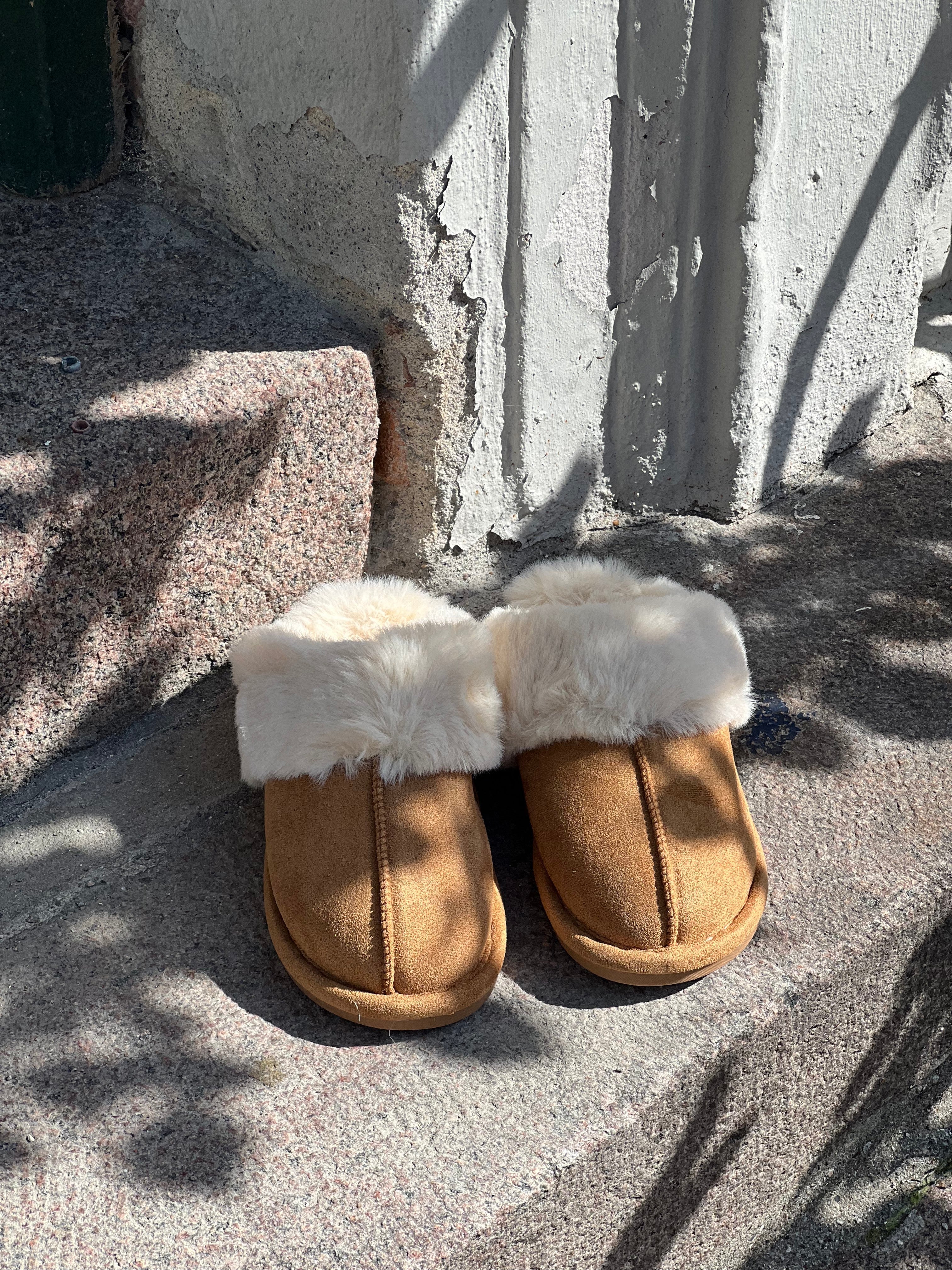 Lola – Brown Fur Trim Home Slippers