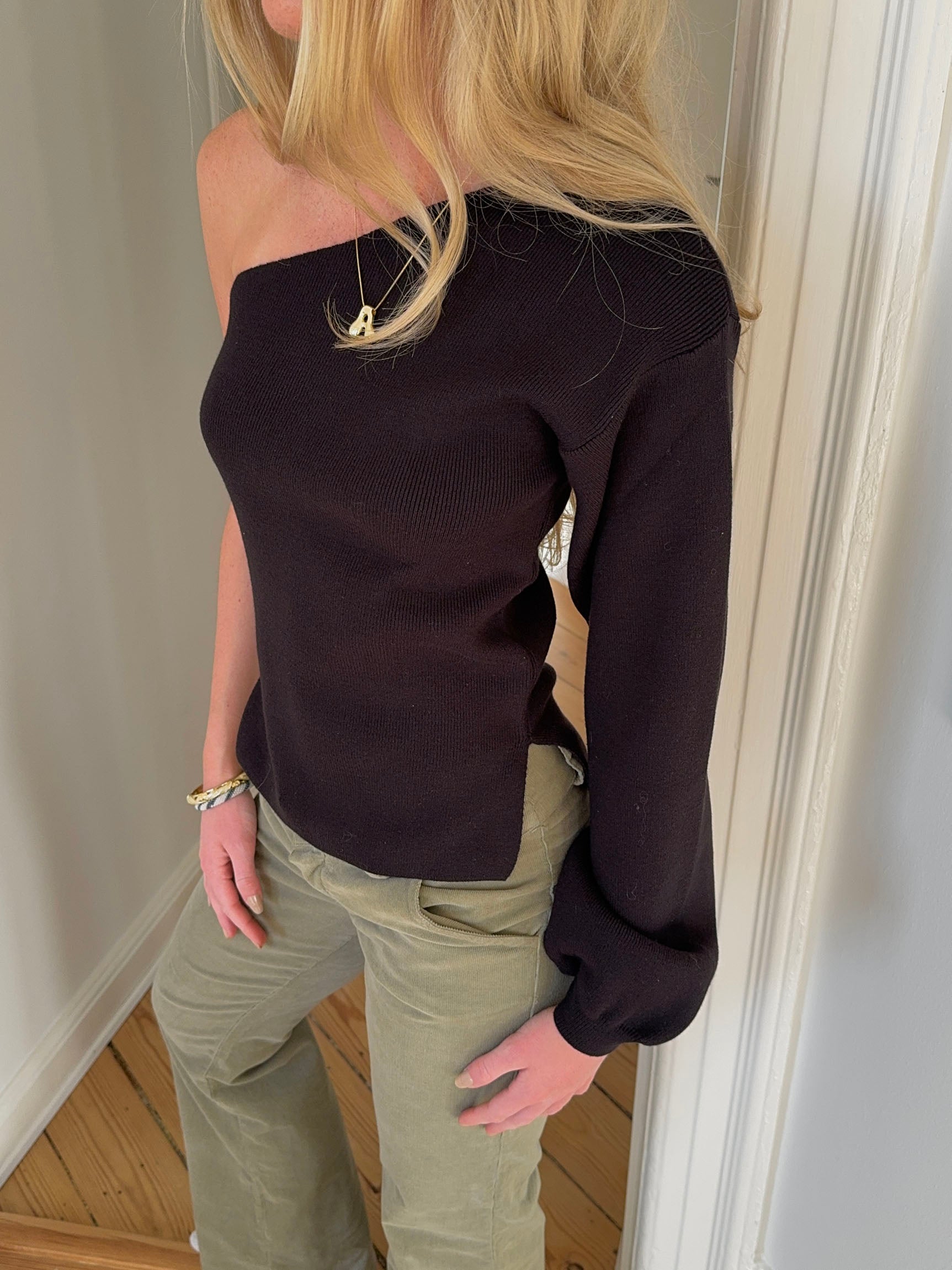 Serena – Black One Shoulder Knit Top