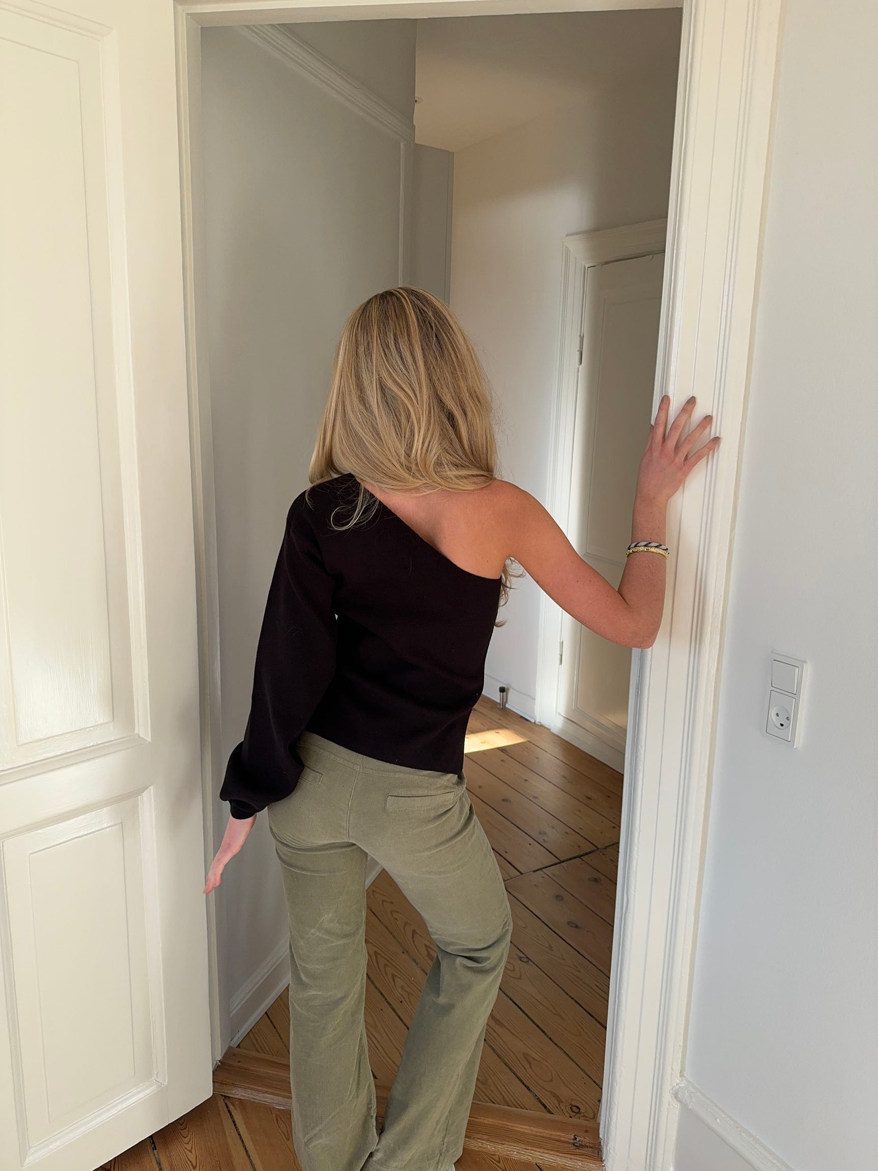 Serena – Black One Shoulder Knit Top
