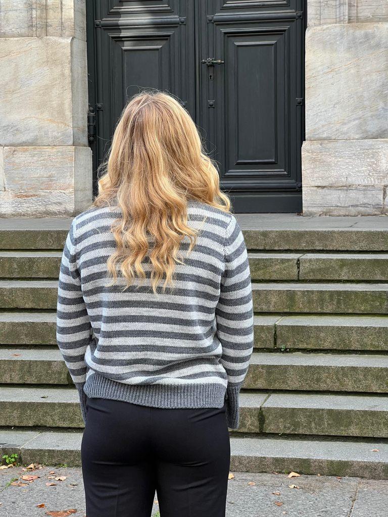 Paulina Grey Striped Knit Sweater – Women’s Round‑Neck Pullover with Sleeve Slits