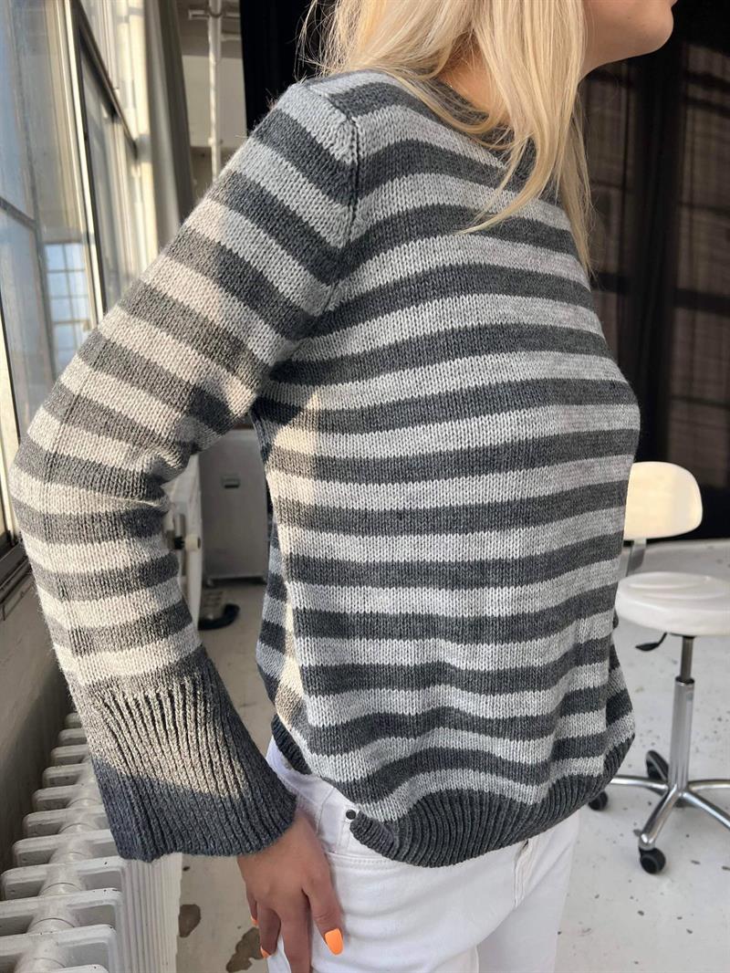Paulina Grey Striped Knit Sweater – Women’s Round‑Neck Pullover with Sleeve Slits