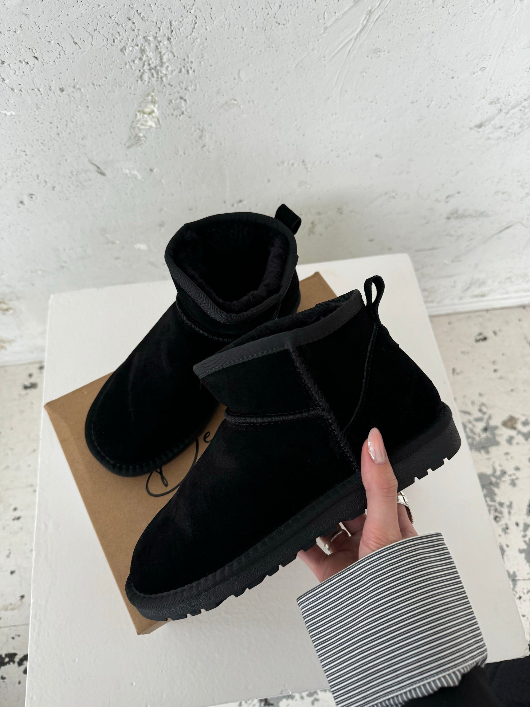 Aria – Black Short Fur Teddy Boots