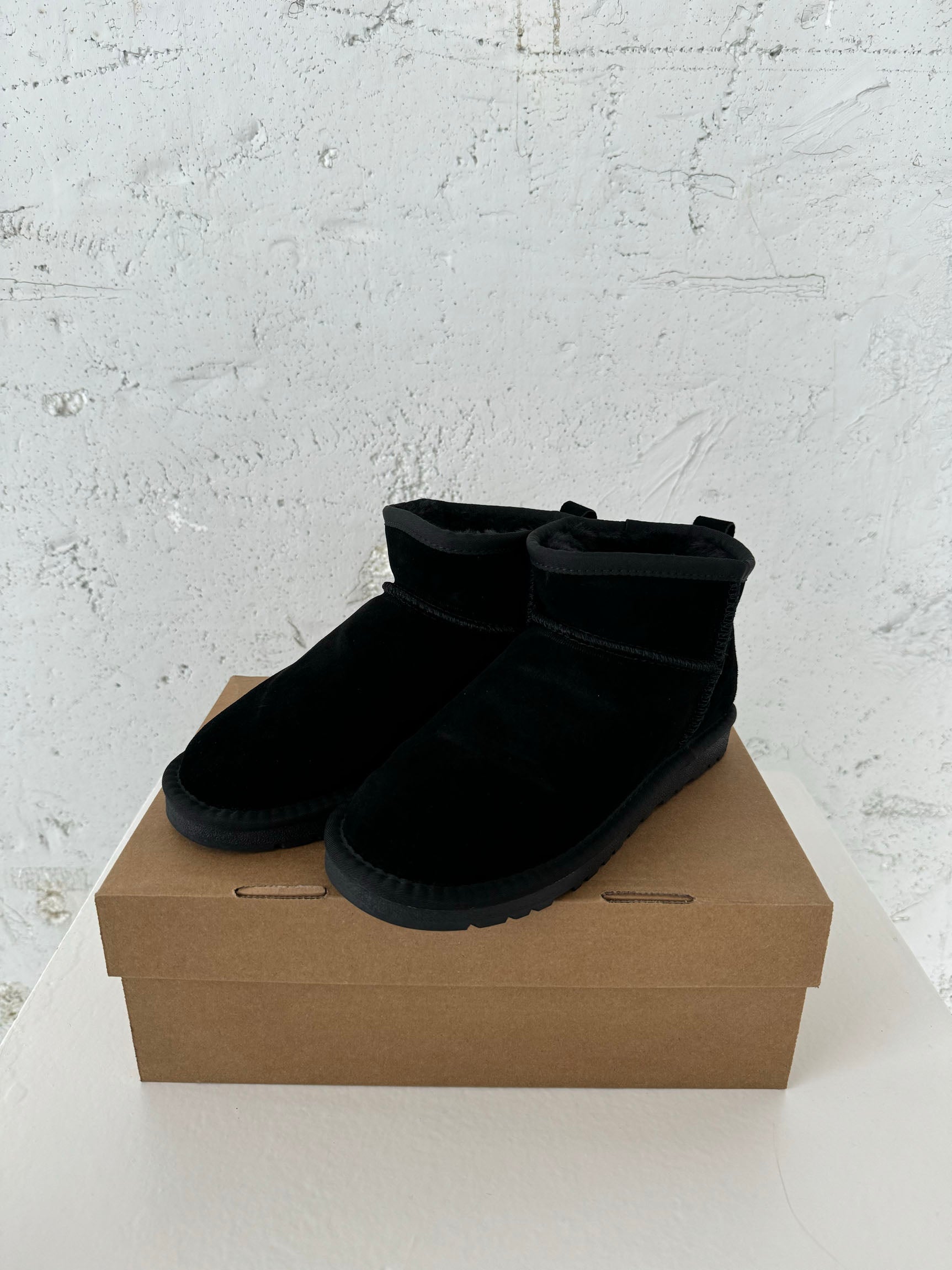 Aria – Black Short Fur Teddy Boots