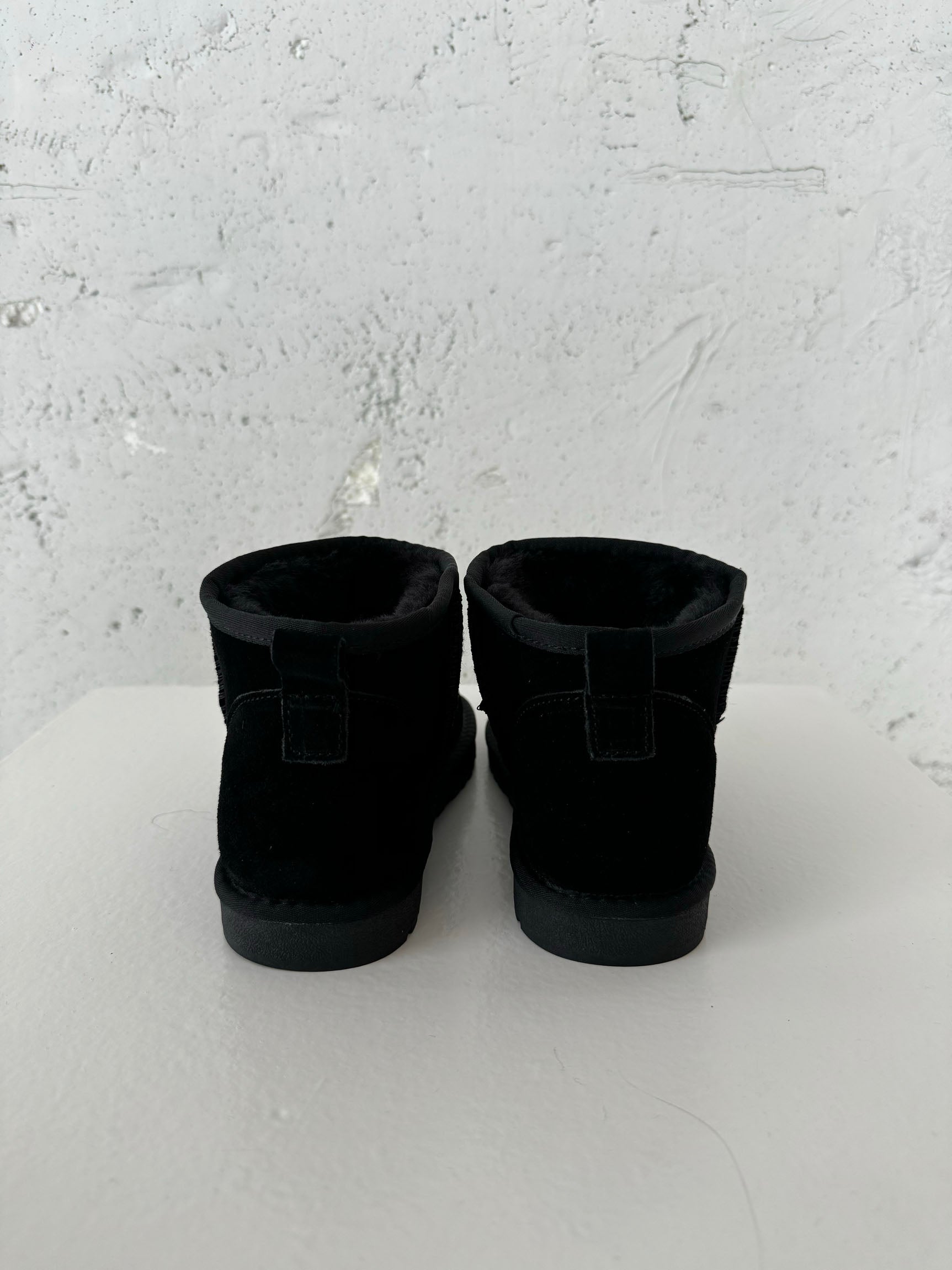 Aria – Black Short Fur Teddy Boots