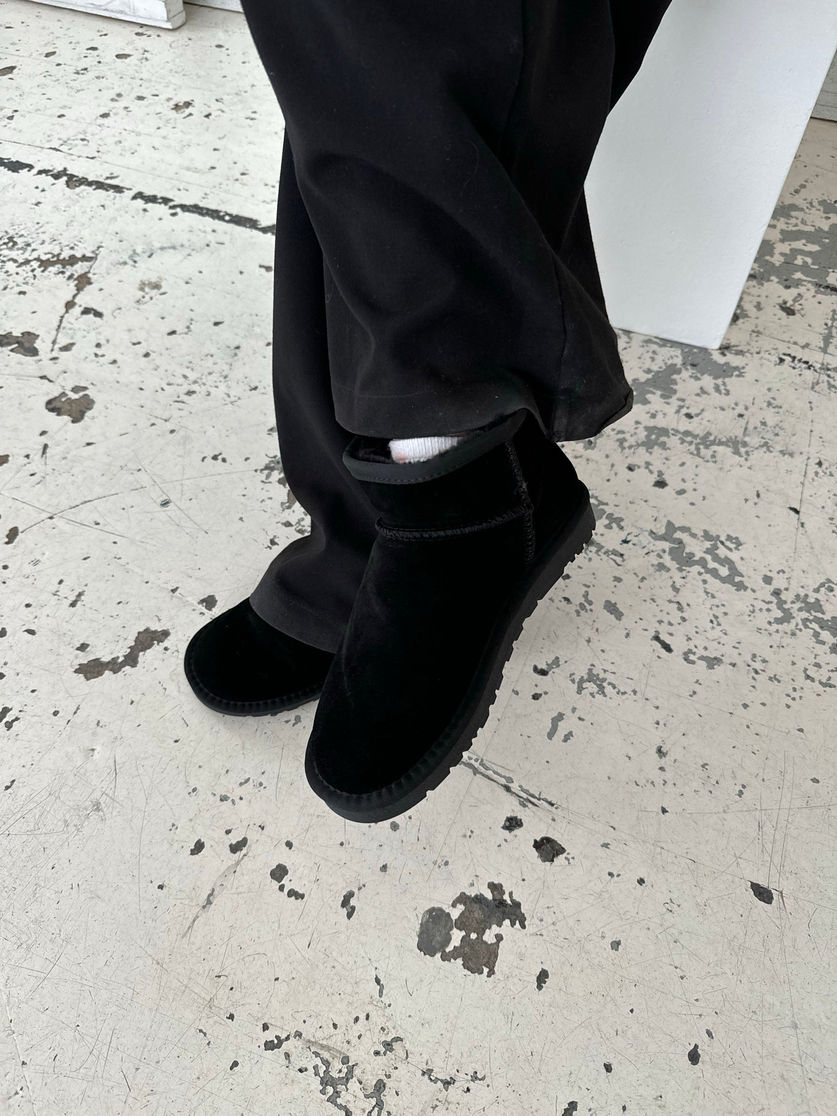 Aria – Black Short Fur Teddy Boots