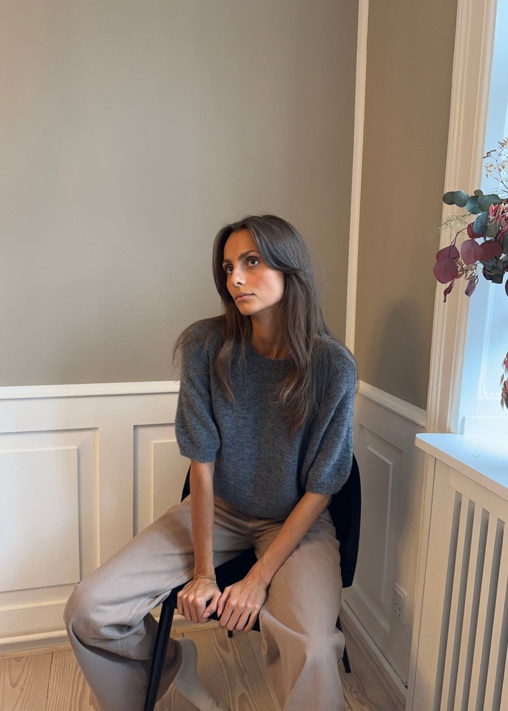 Ulla – Dark Grey Short-Sleeved Knit Winter Sweater