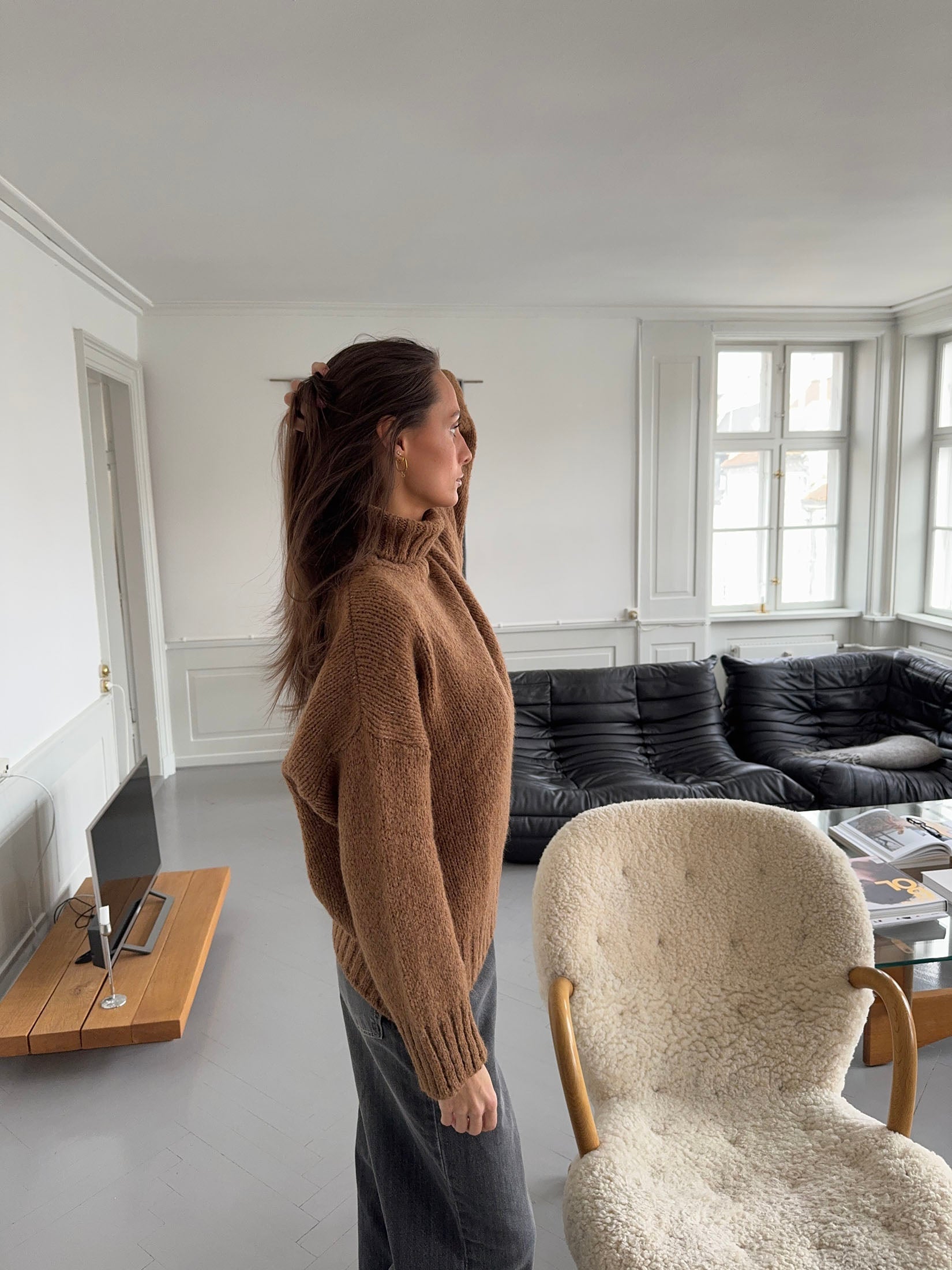 Valdamara – Brown Ribbed Turtleneck Sweater