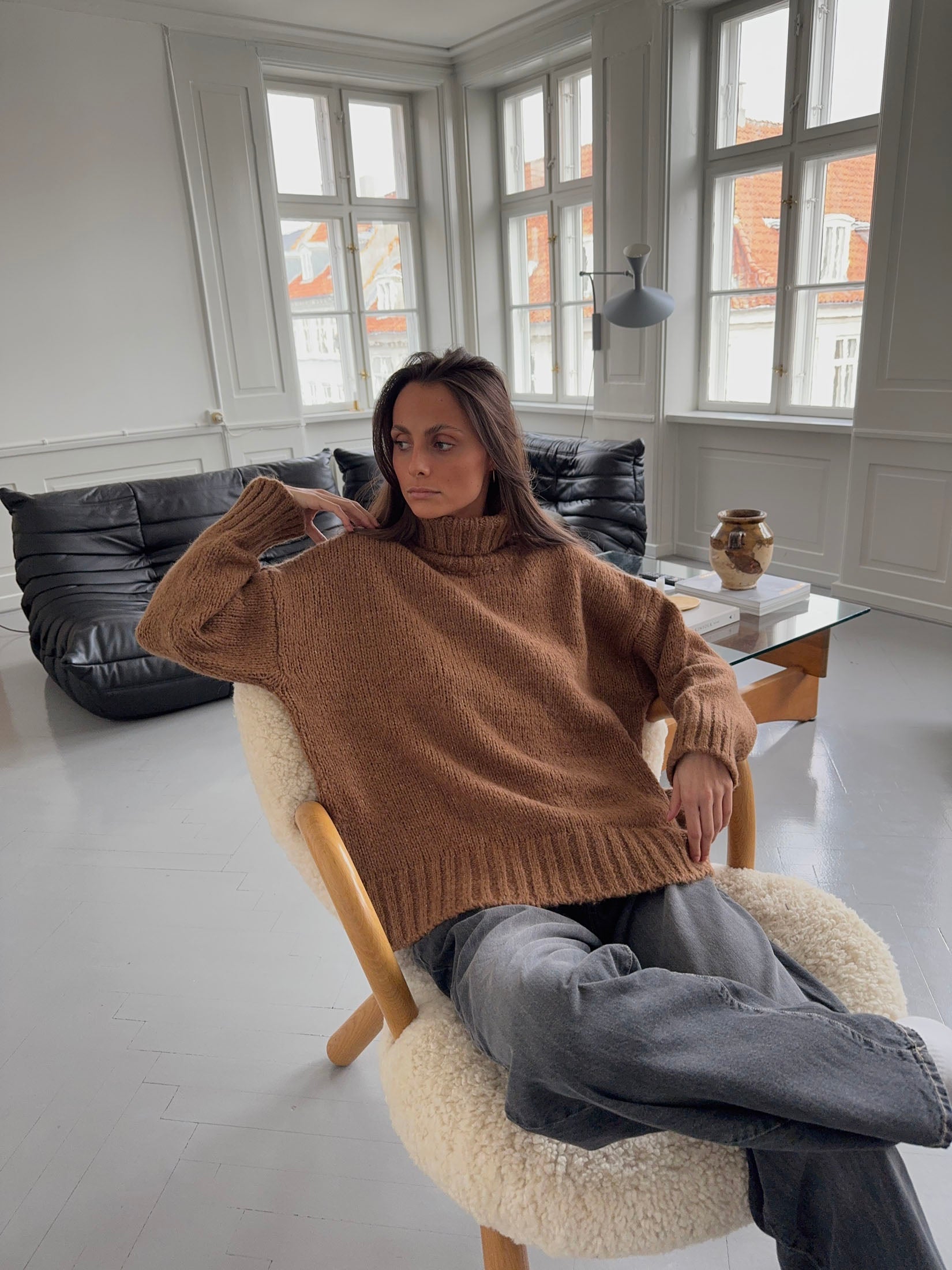 Valdamara – Brown Ribbed Turtleneck Sweater
