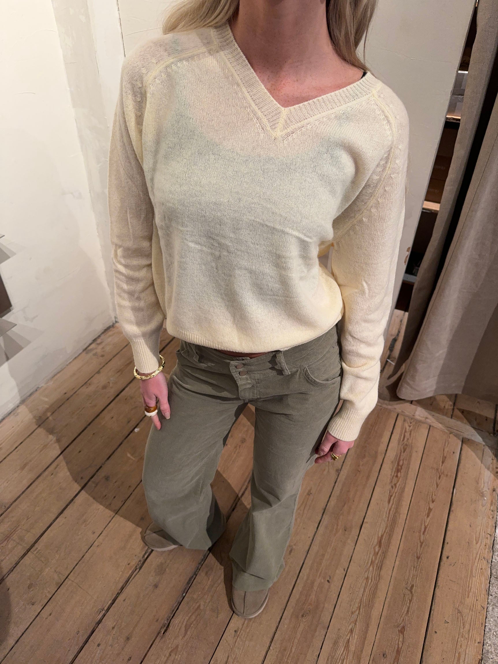 Luna – Yellow V‑neck Wool Winter Sweater
