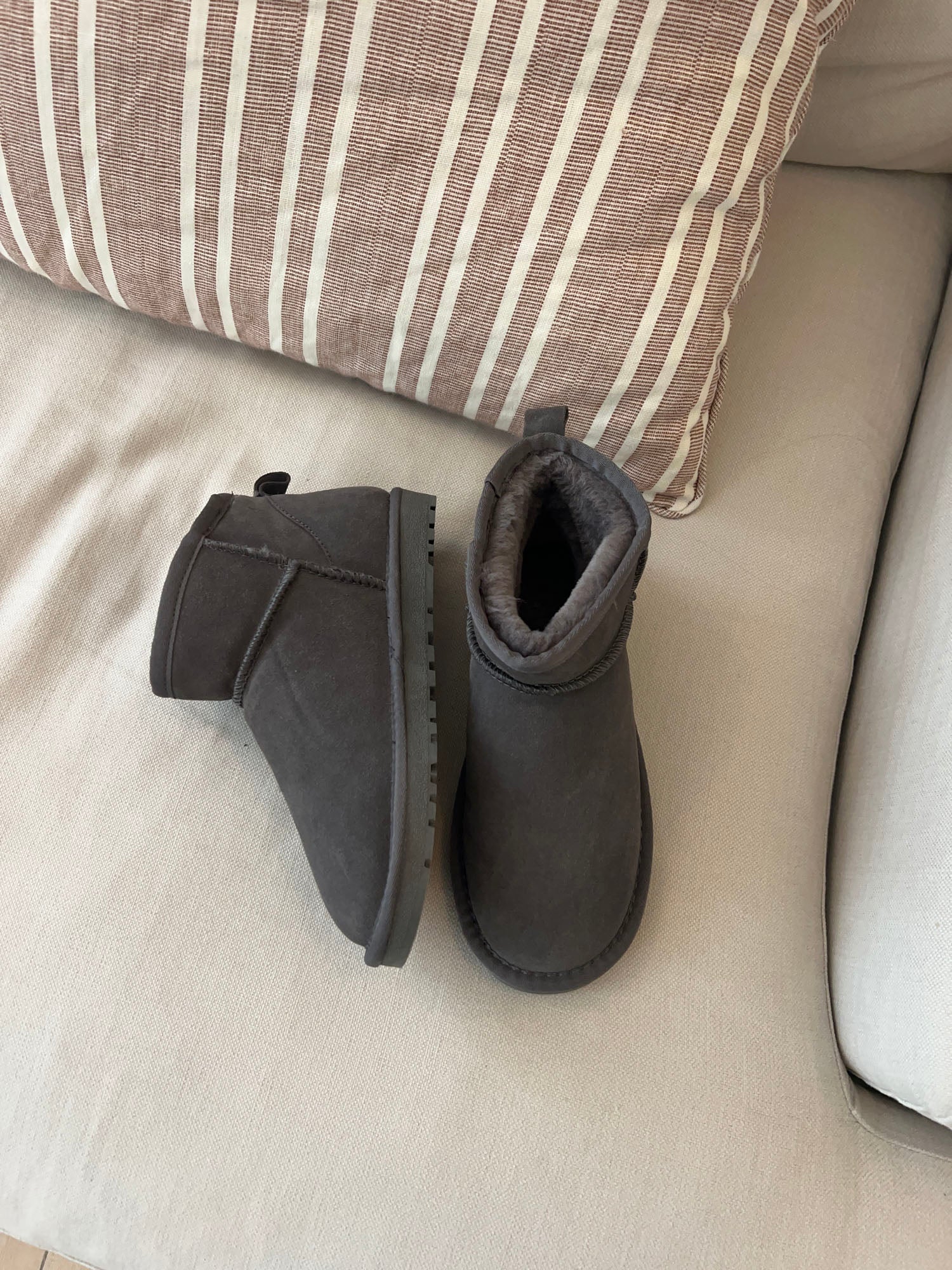 Mila – Gray Short Fur Teddy Boots