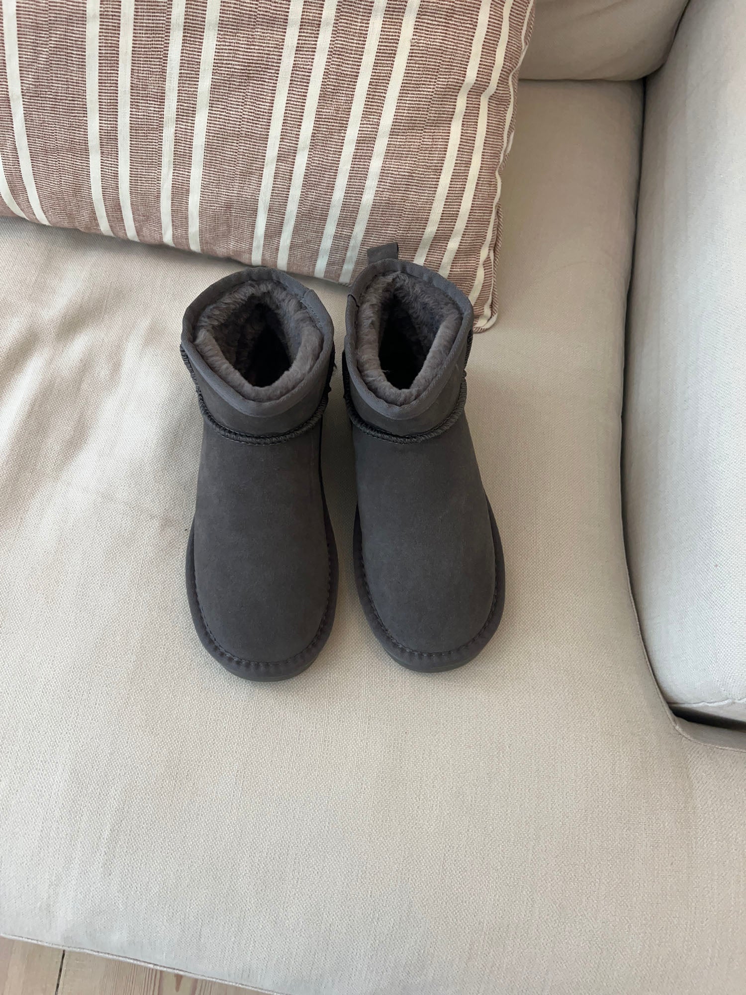 Mila – Gray Short Fur Teddy Boots
