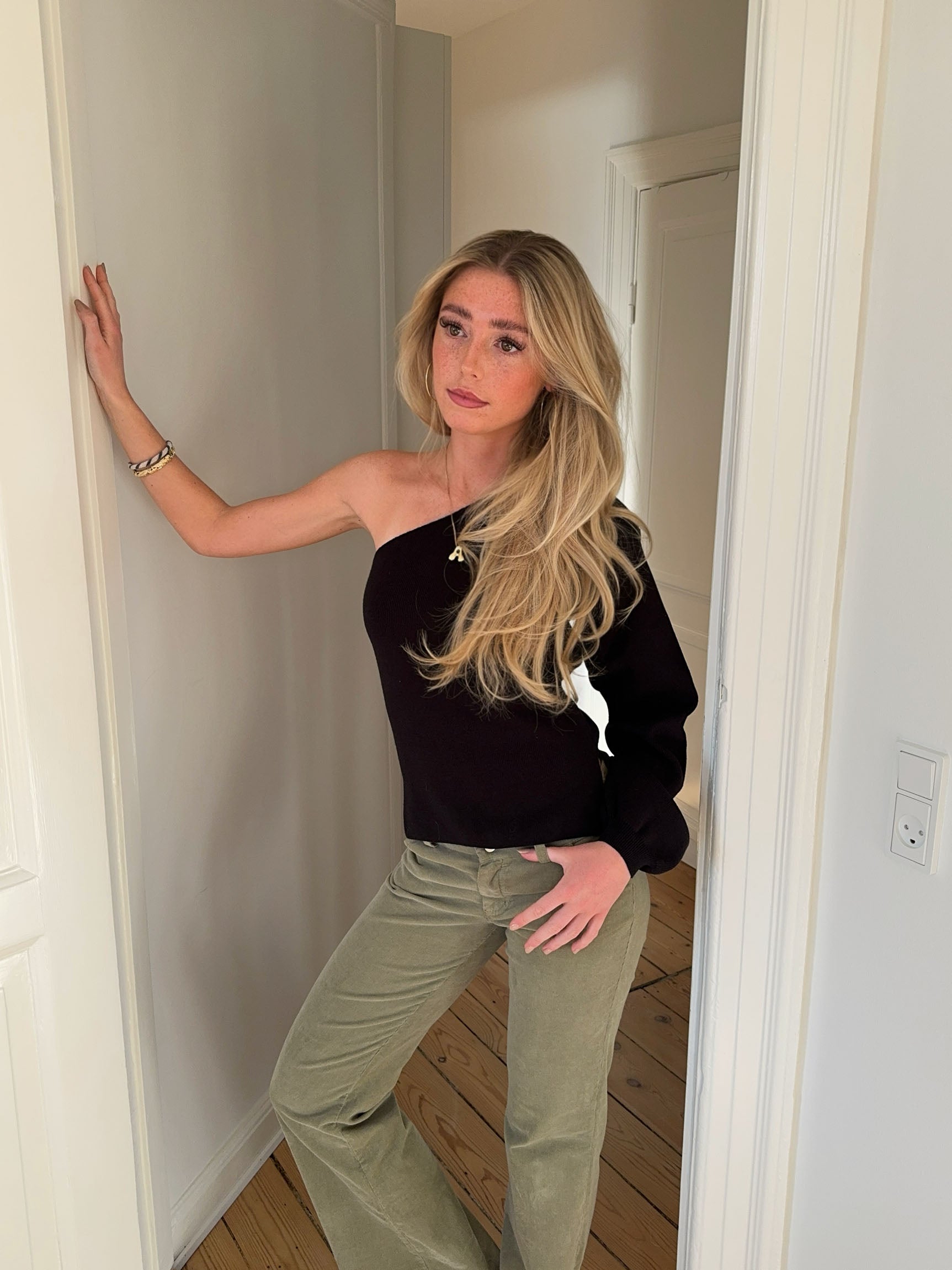 Serena – Black One Shoulder Knit Top