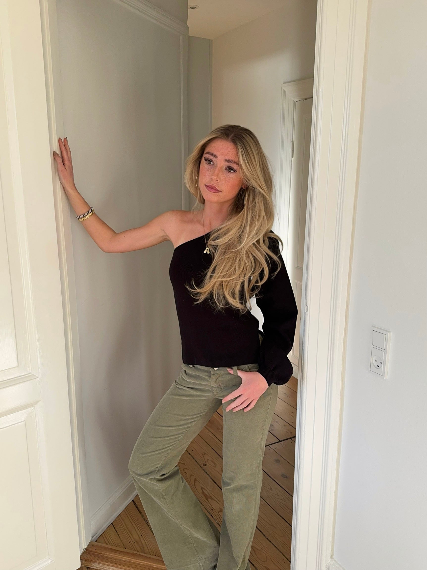 Serena – Black One Shoulder Knit Top