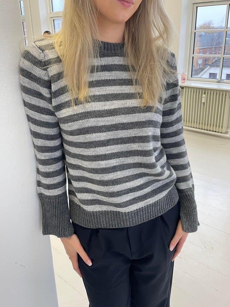 Paulina Grey Striped Knit Sweater – Women’s Round‑Neck Pullover with Sleeve Slits
