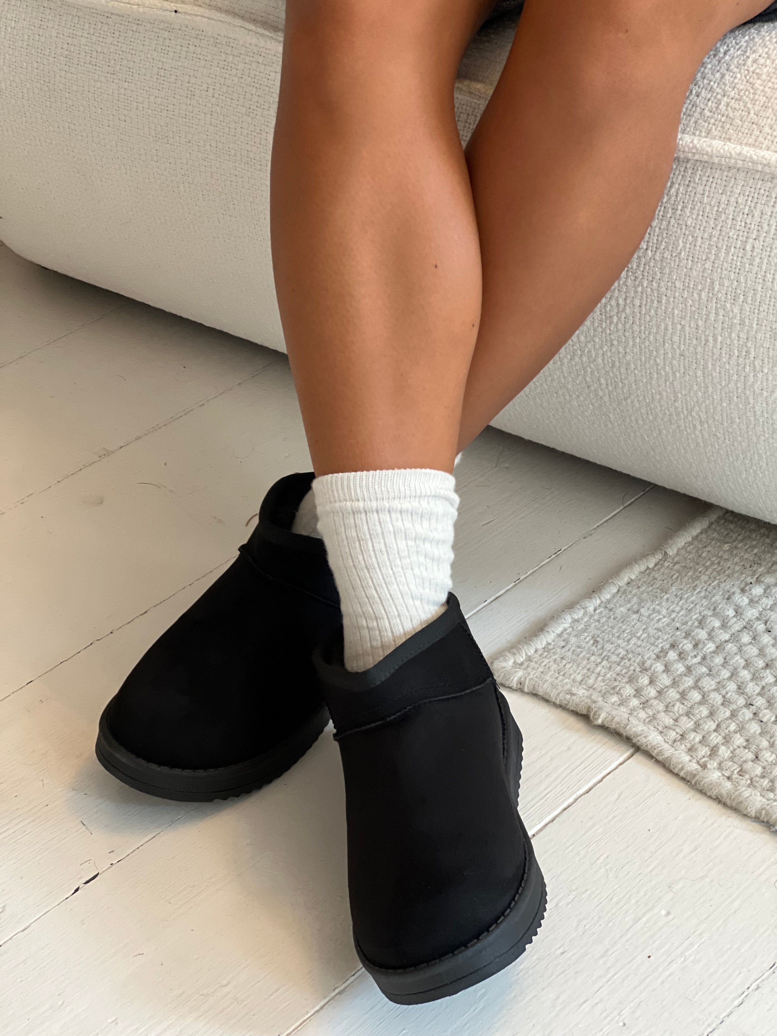Aria – Black Short Fur Teddy Boots