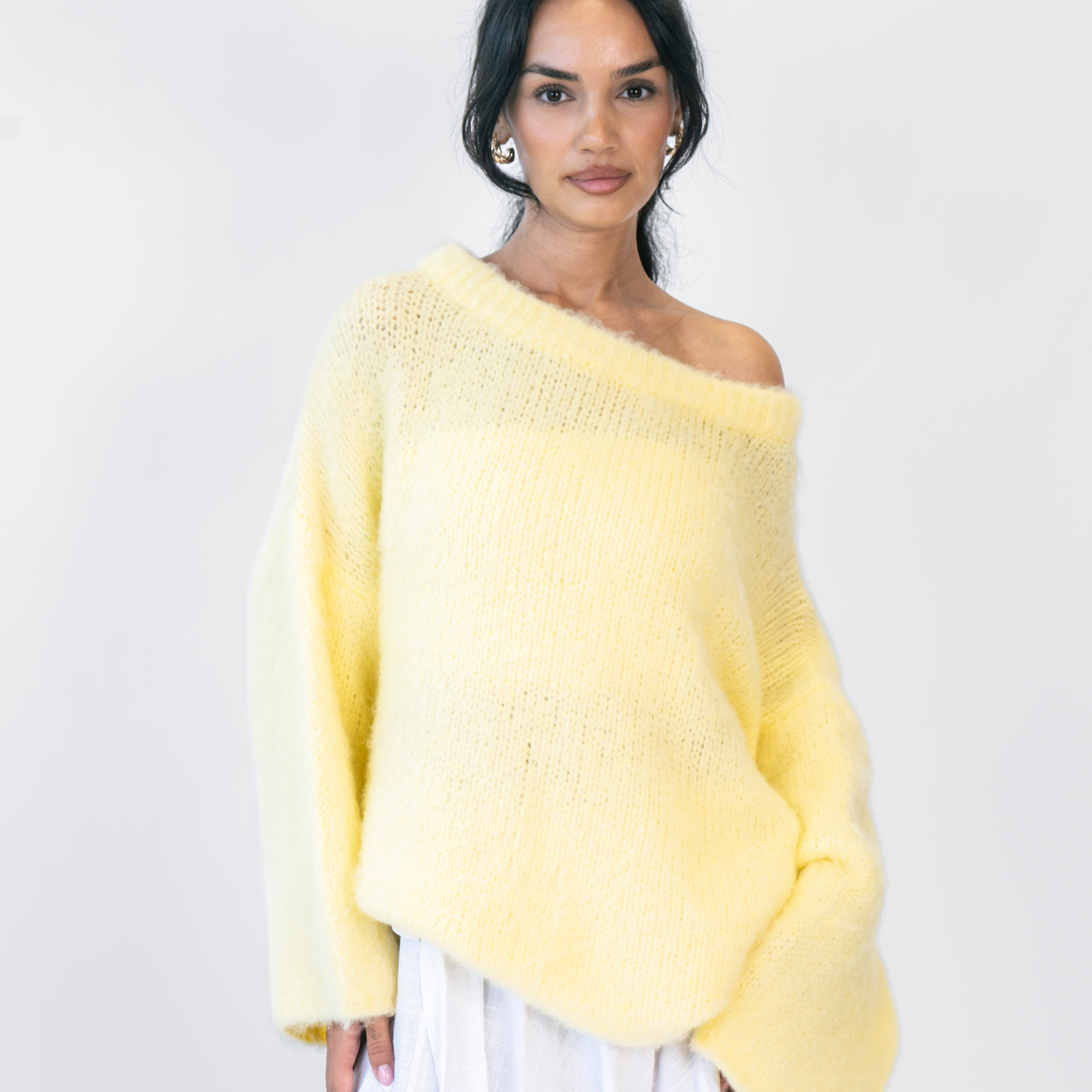 Elaara – Ultra-Soft Off-Shoulder Sweater