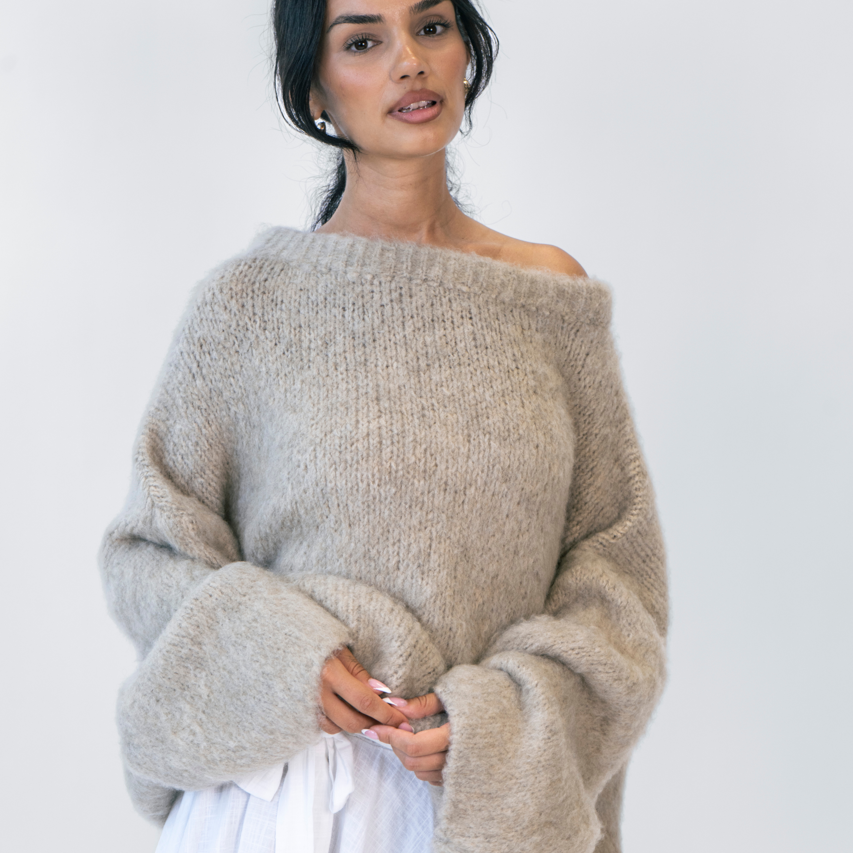 Elaara – Ultra-Soft Off-Shoulder Sweater