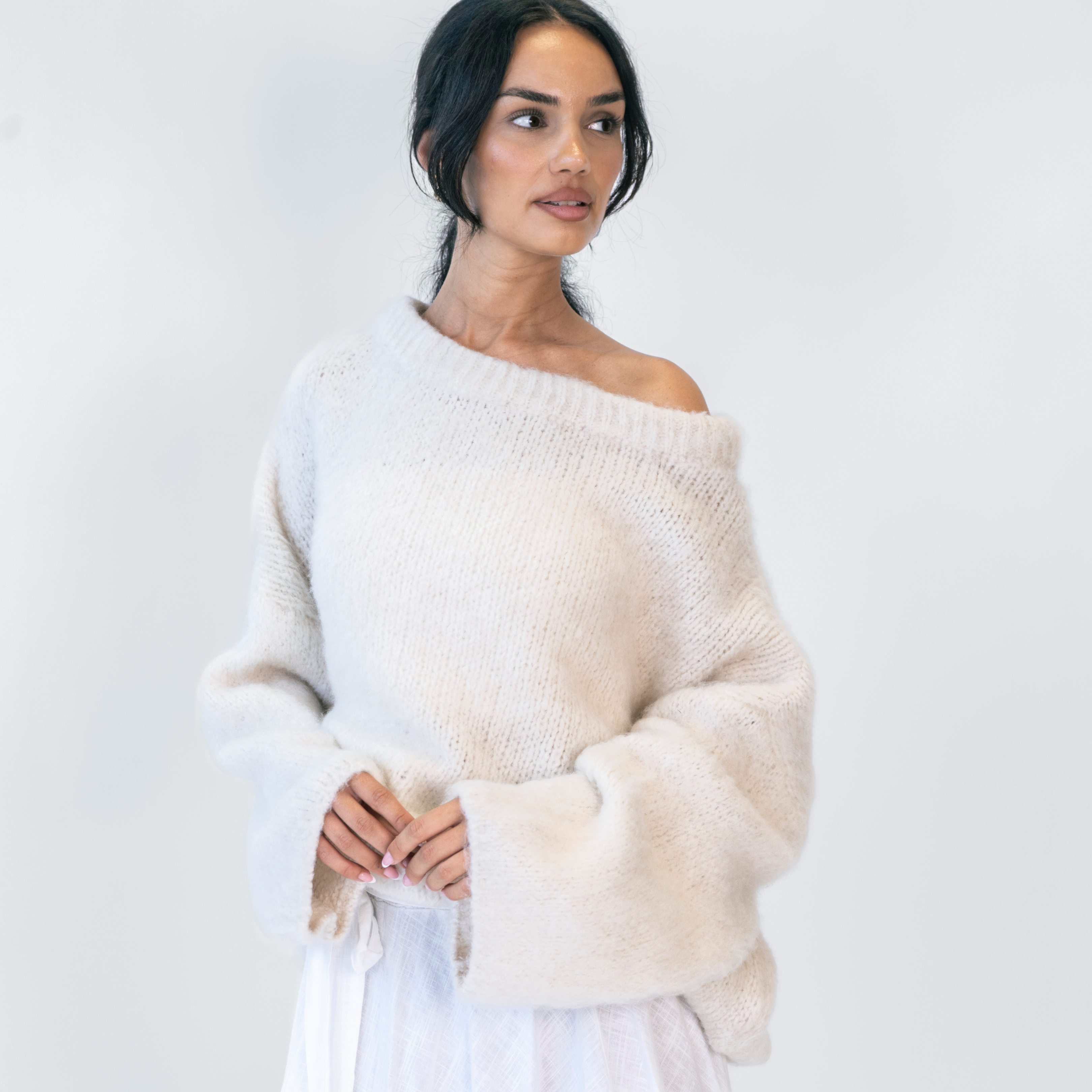 Elaara – Ultra-Soft Off-Shoulder Sweater