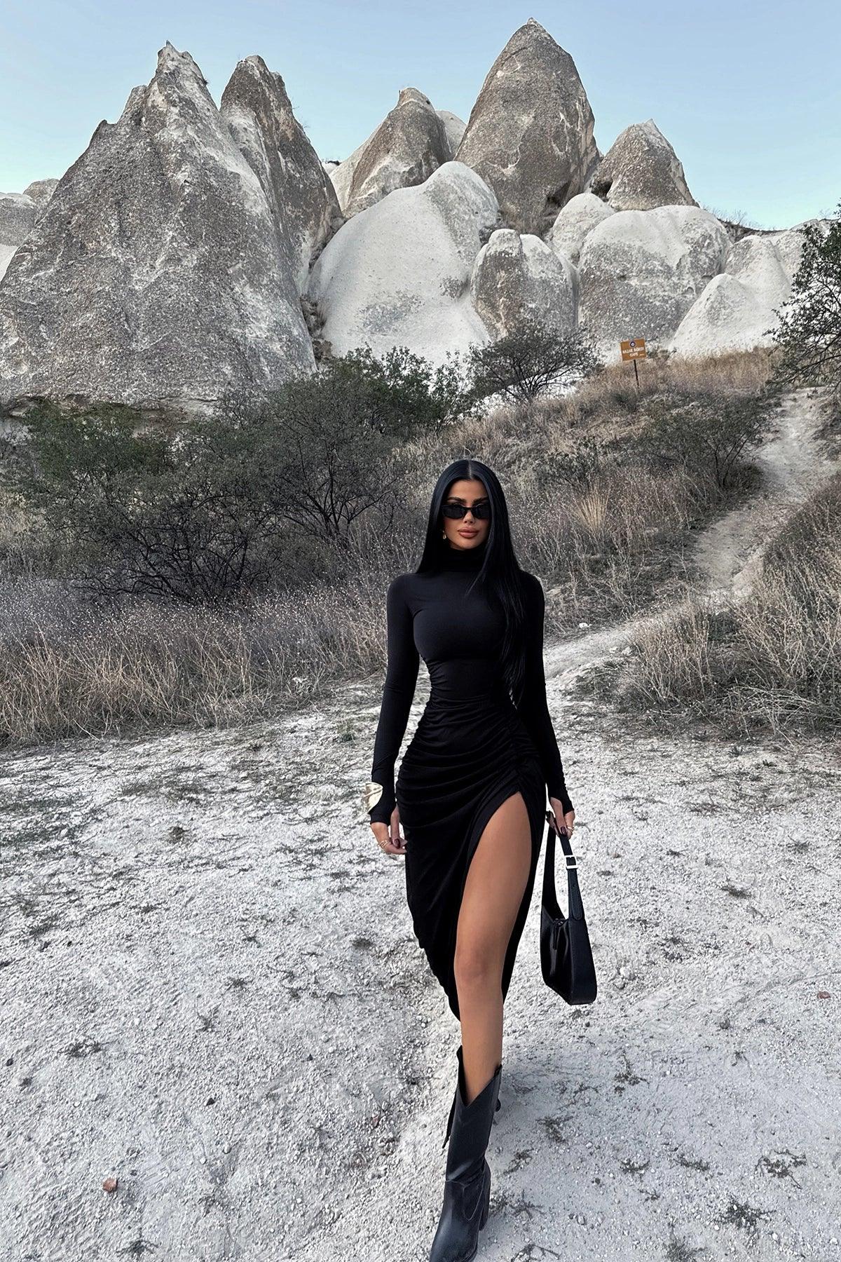 Robe Noire Fendue à Manches Longues